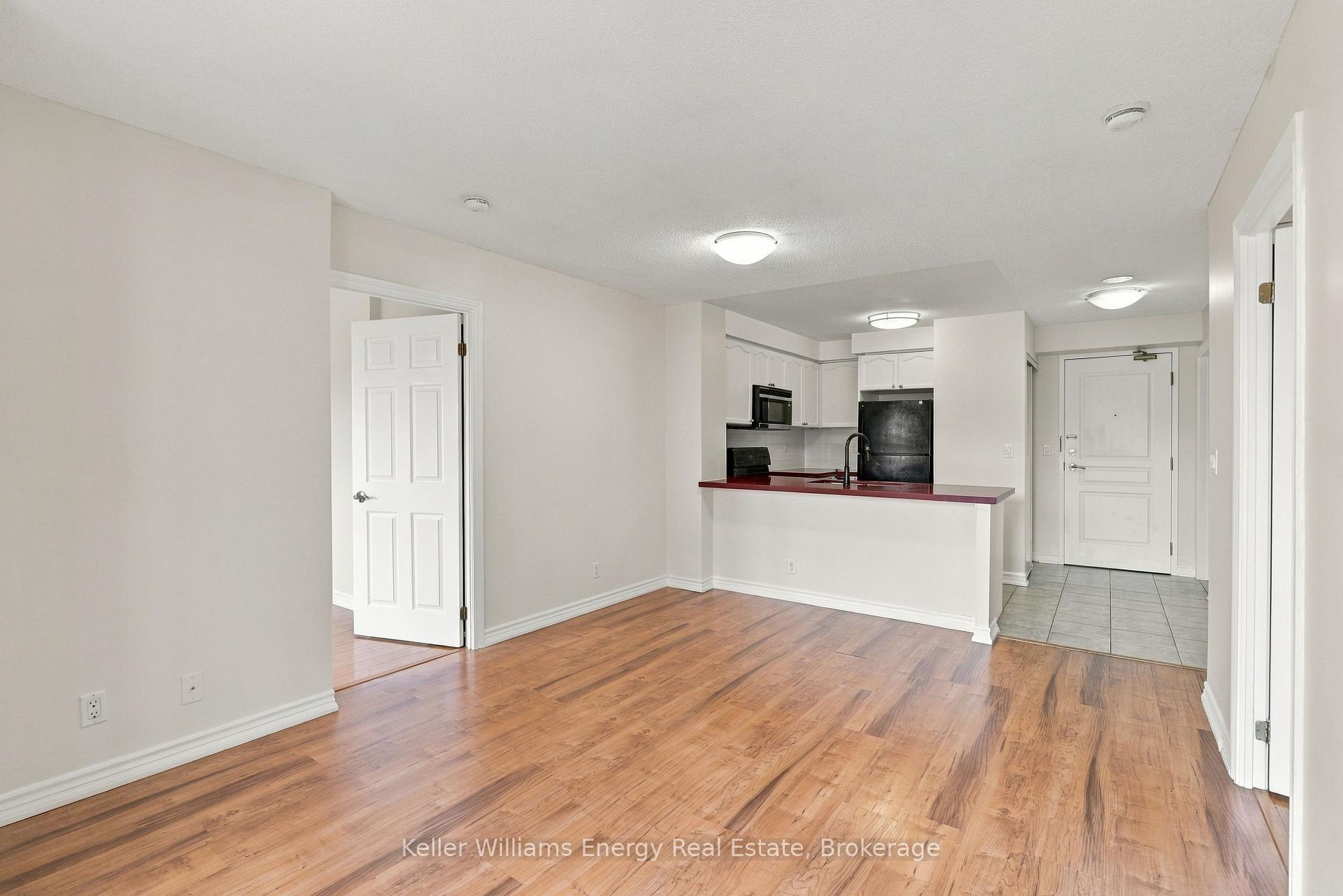 Photo 6 of Unit 402, 16 Dallimore Circle, North York, Banbury-Don Mills — HOMEH