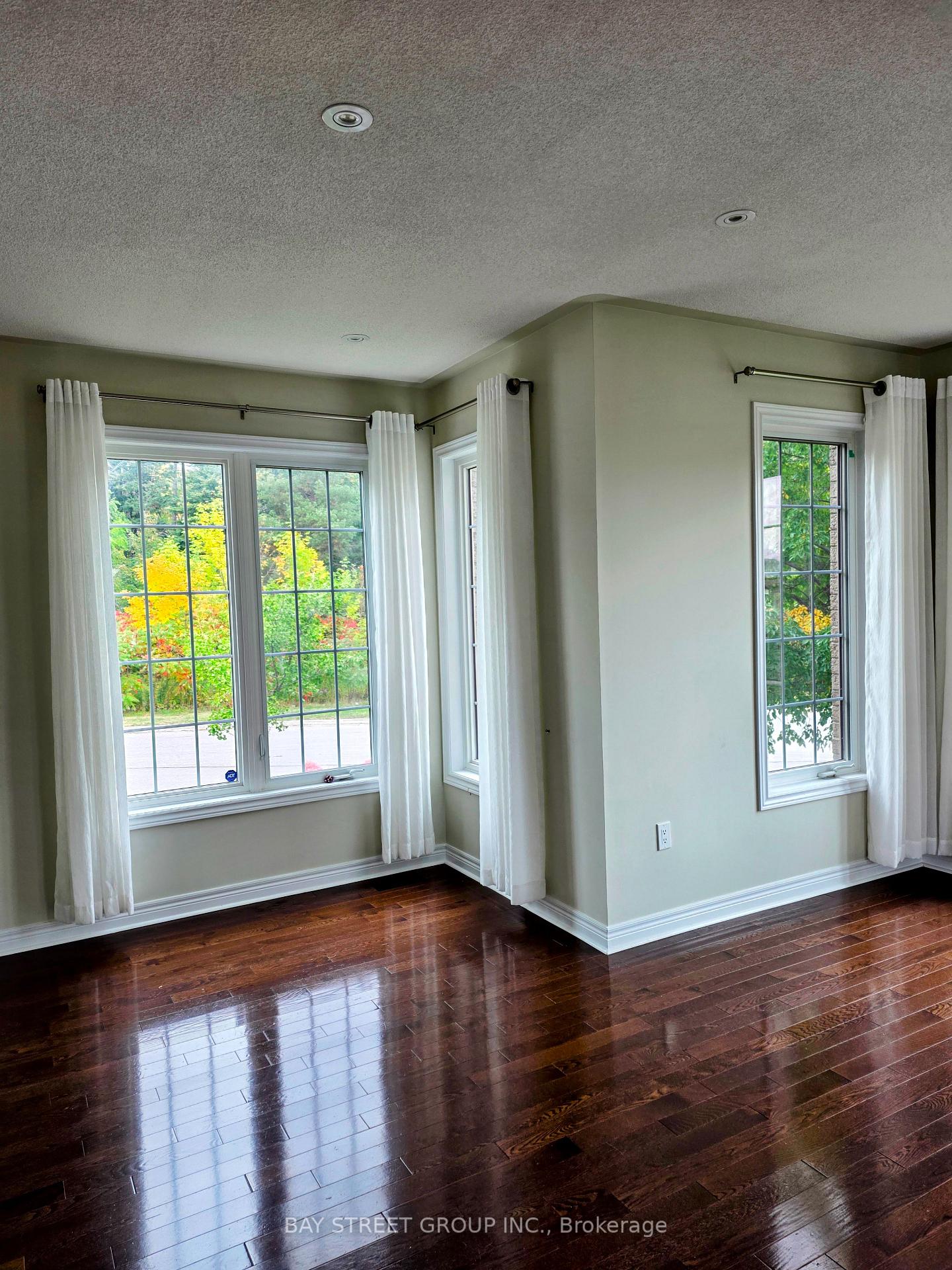 Photo 4 of 159 Riding Mountain Drive, Richmond Hill, Jefferson — HOMEH
