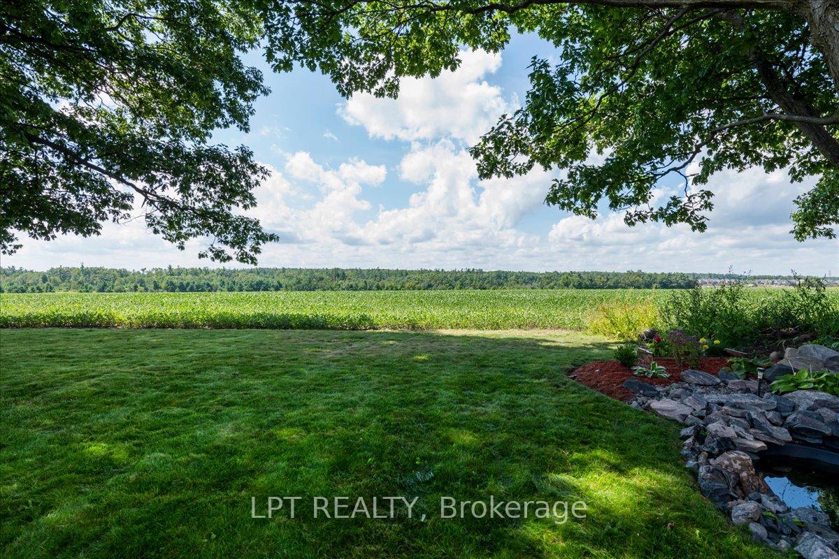 Photo 4 of 47 Northview Crescent, Barrie, Northwest — HOMEH