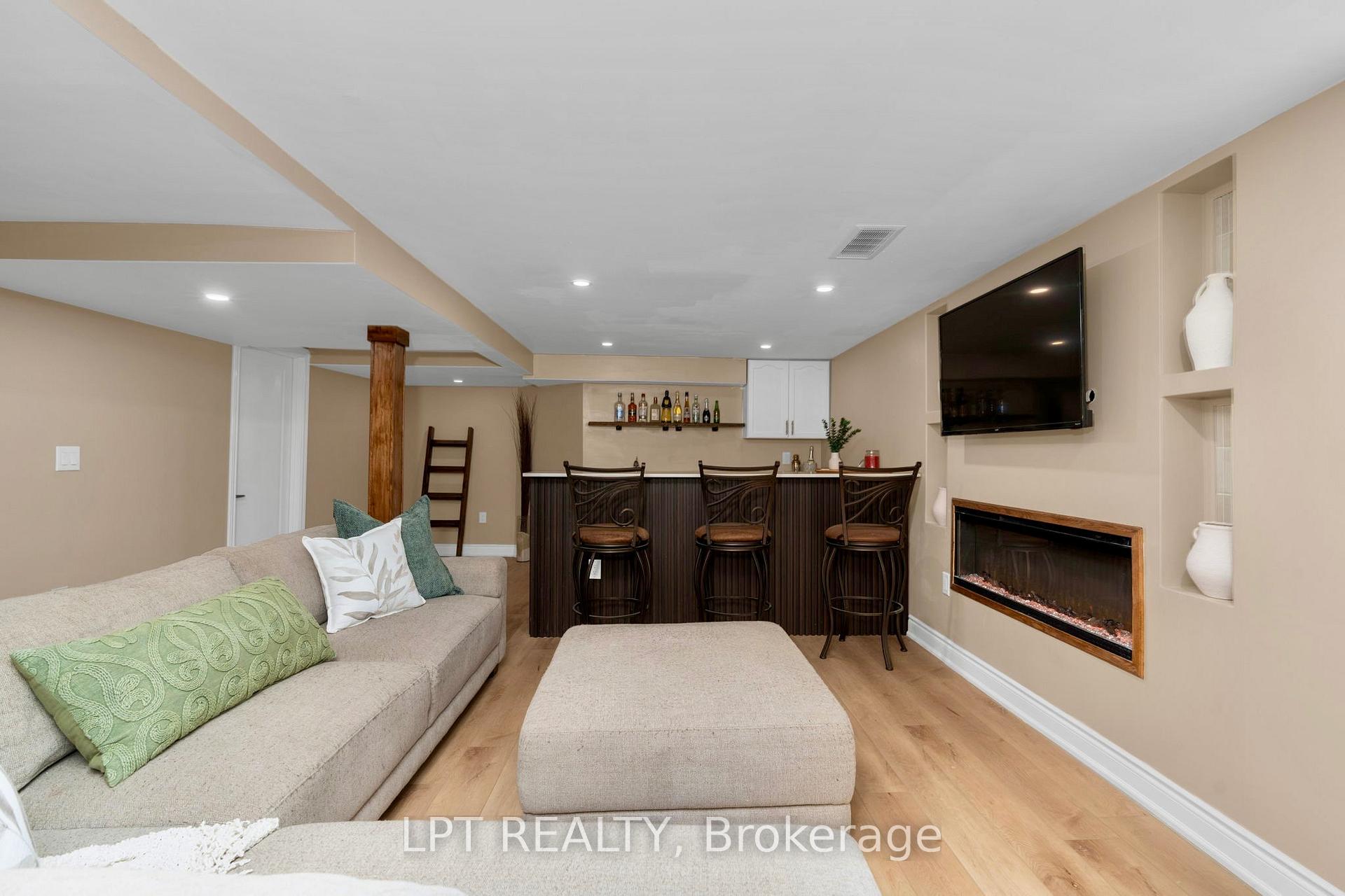 Photo 32 of 47 Northview Crescent, Barrie, Northwest — HOMEH