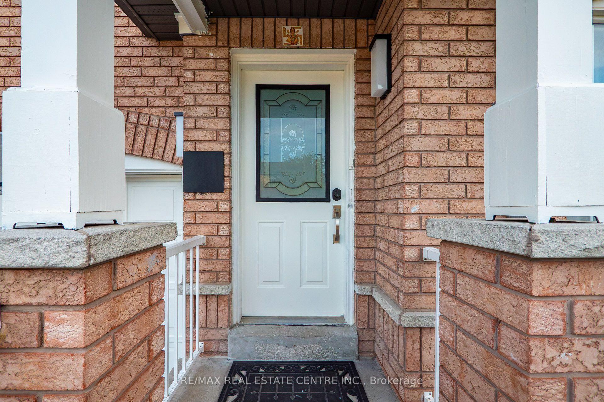 Photo 2 of 8 Flatlands Way, Brampton, Sandringham-Wellington — HOMEH