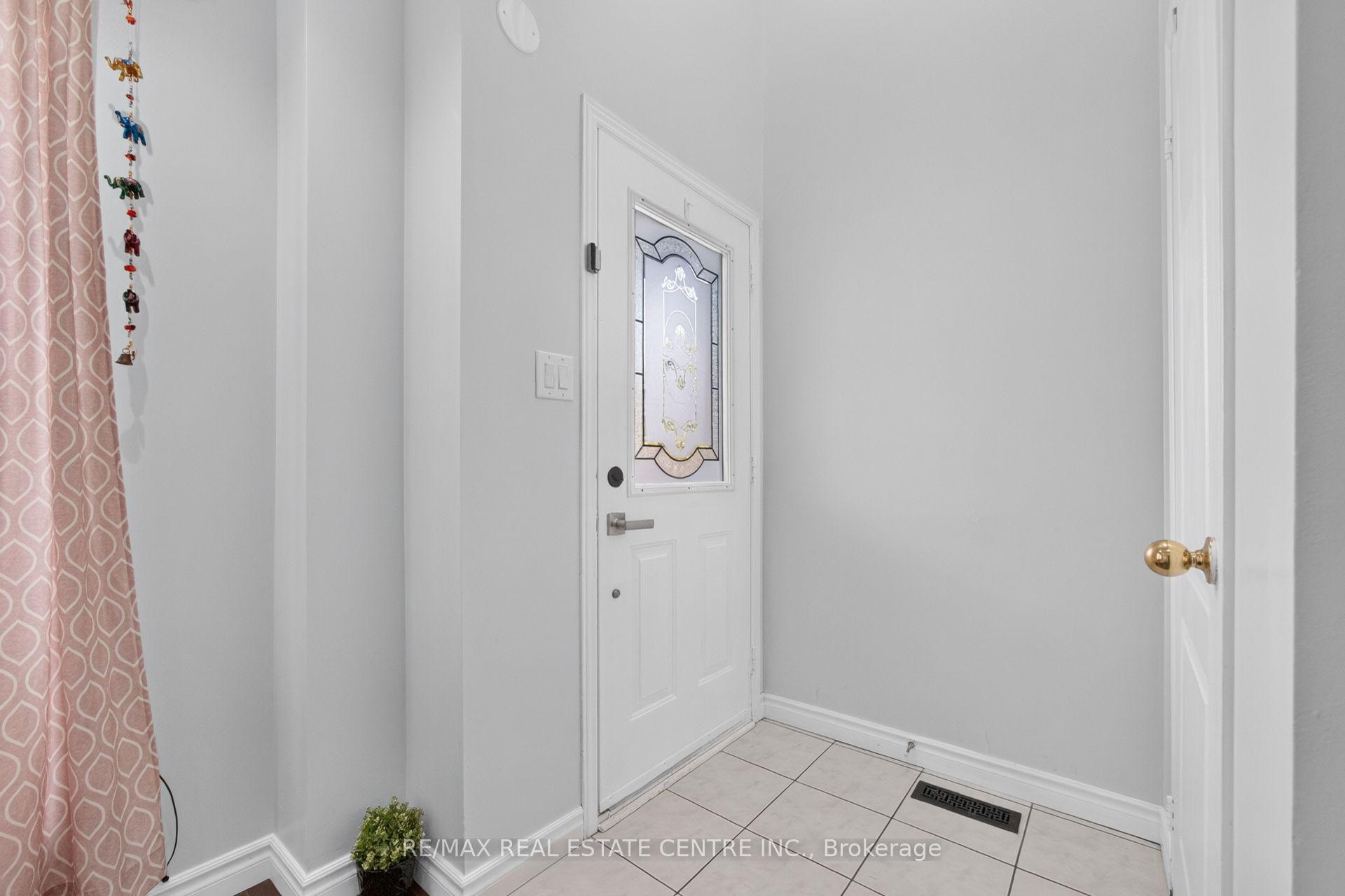 Photo 3 of 8 Flatlands Way, Brampton, Sandringham-Wellington — HOMEH