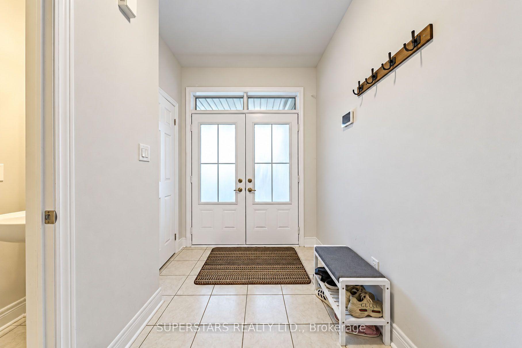 Photo 3 of 16 Lepp Drive, Markham, Middlefield — HOMEH
