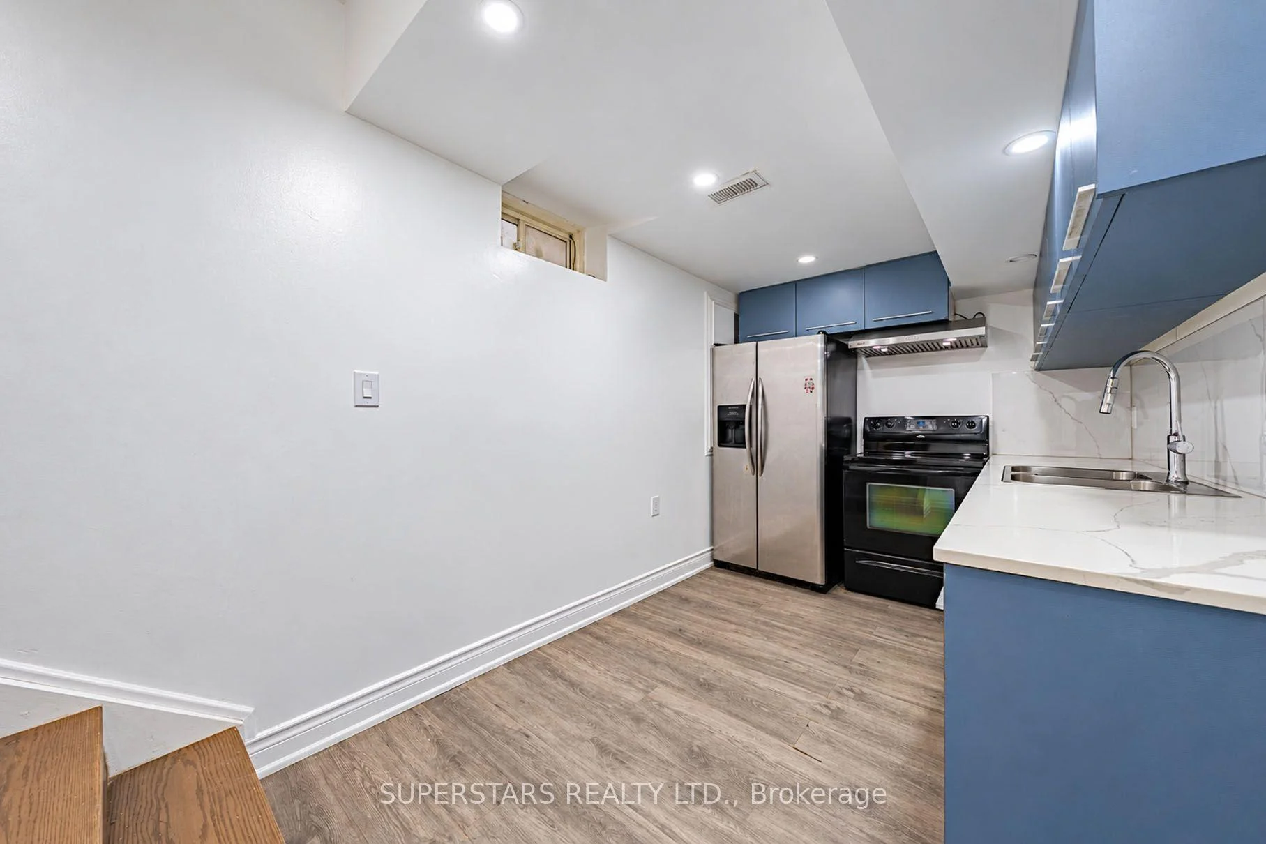Photo 4 of 16 Lepp Drive, Markham, Middlefield — HOMEH