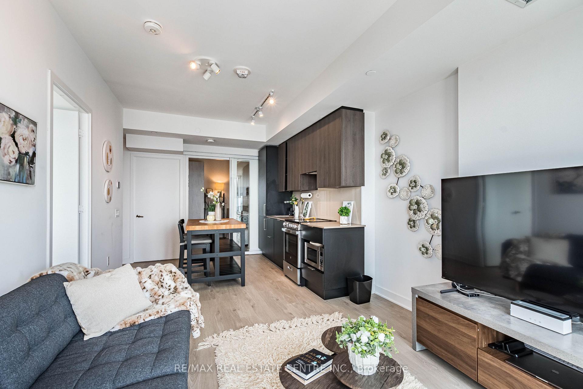 Photo 6 of Unit 5707, 3900 Confederation Parkway, Mississauga, City Centre — HOMEH