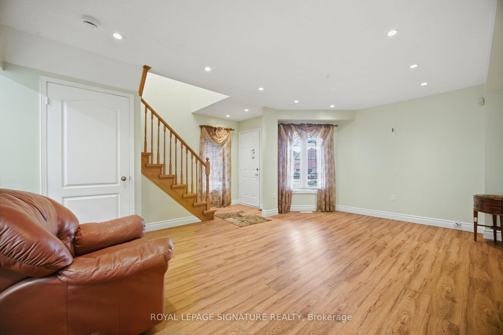 Photo 7 of 213 Fernforest Drive, Brampton, Sandringham-Wellington — HOMEH