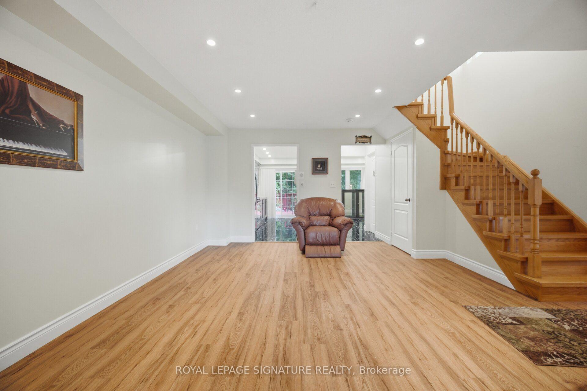 Photo 9 of 213 Fernforest Drive, Brampton, Sandringham-Wellington — HOMEH