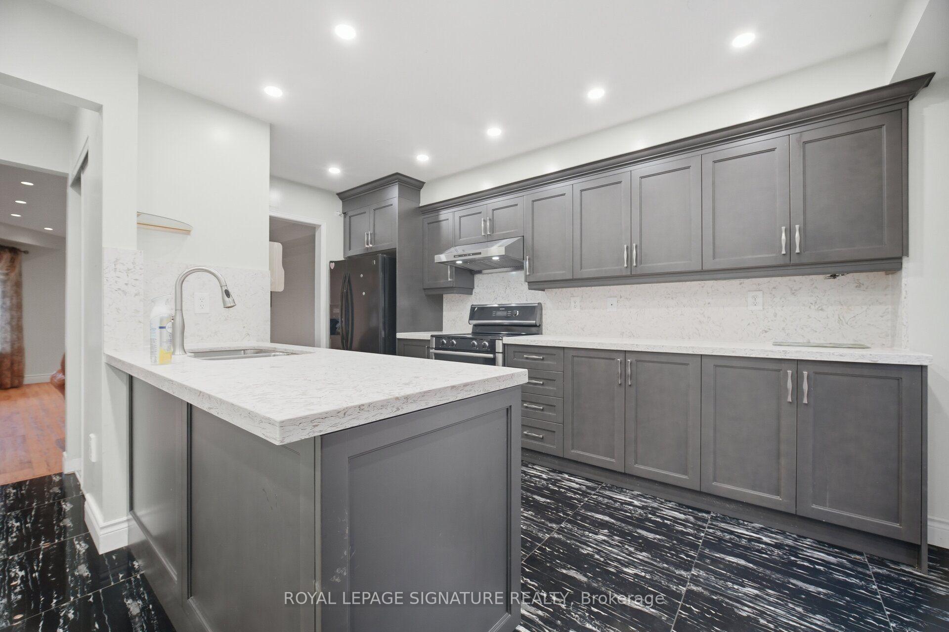 Photo 10 of 213 Fernforest Drive, Brampton, Sandringham-Wellington — HOMEH