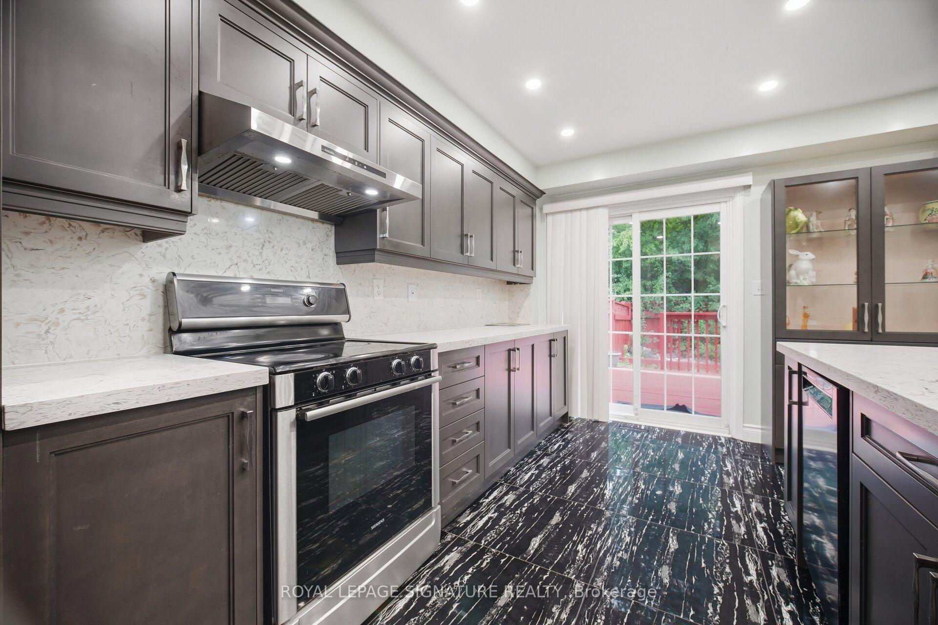 Photo 13 of 213 Fernforest Drive, Brampton, Sandringham-Wellington — HOMEH