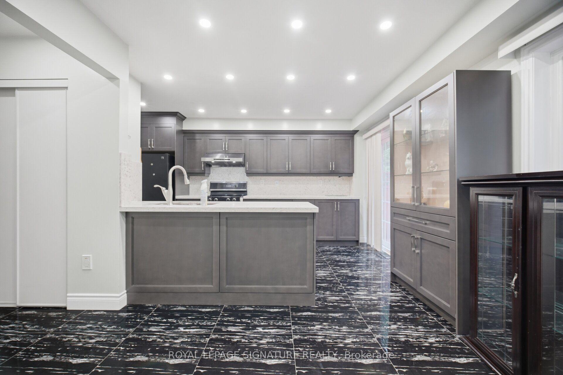 Photo 15 of 213 Fernforest Drive, Brampton, Sandringham-Wellington — HOMEH