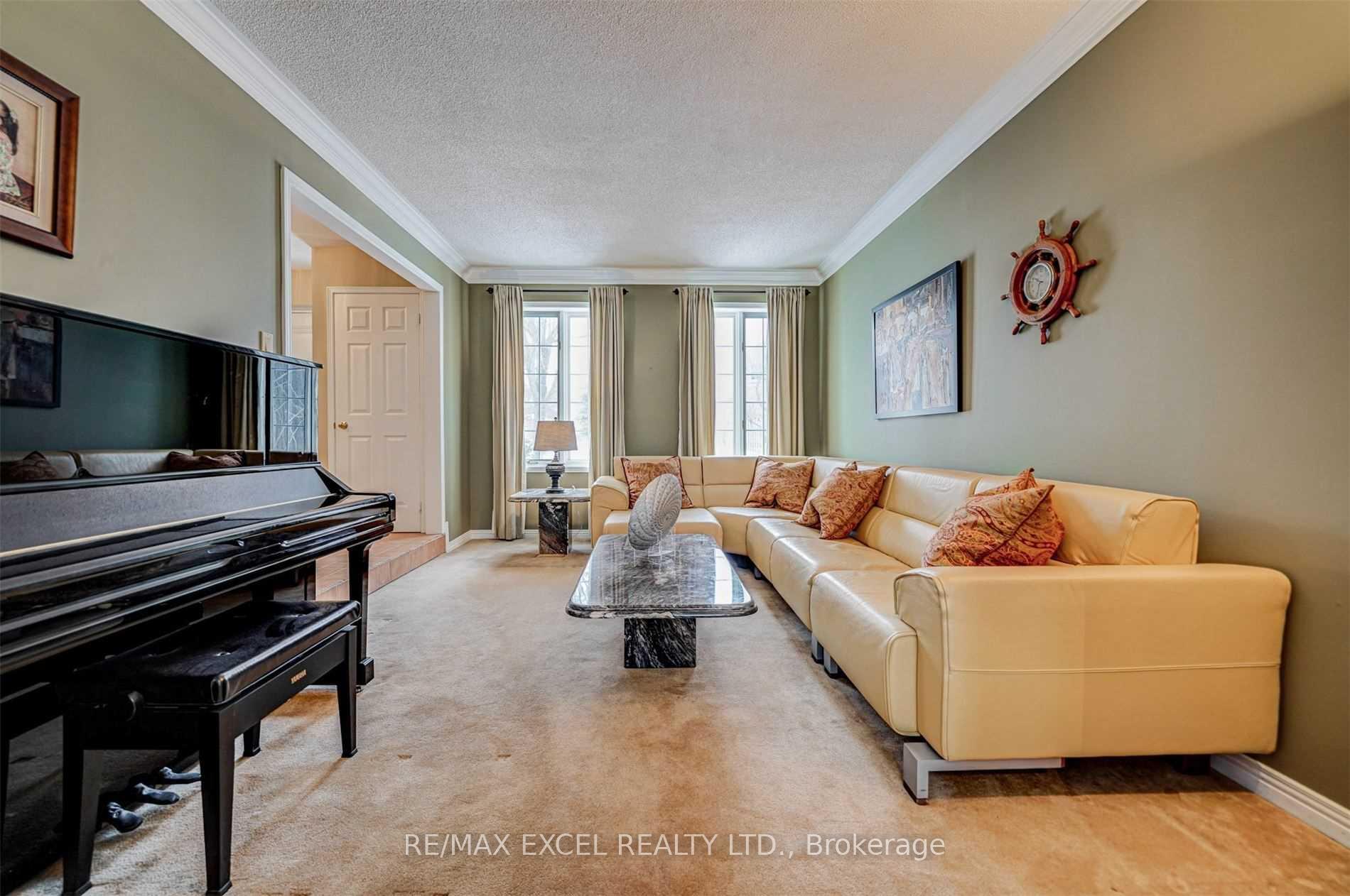 Photo 3 of 36 Hedgewood Drive, Markham, Unionville — HOMEH