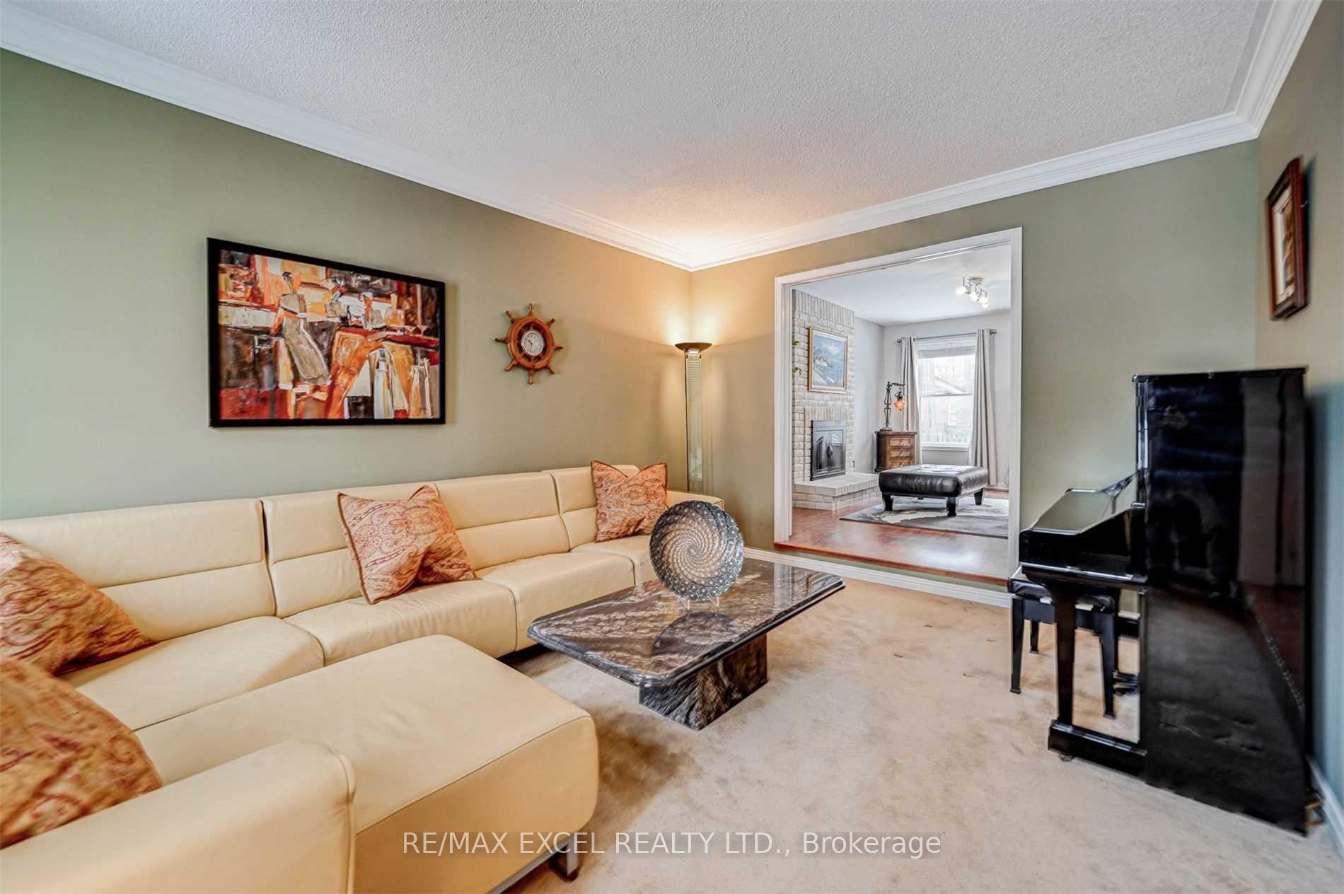 Photo 4 of 36 Hedgewood Drive, Markham, Unionville — HOMEH