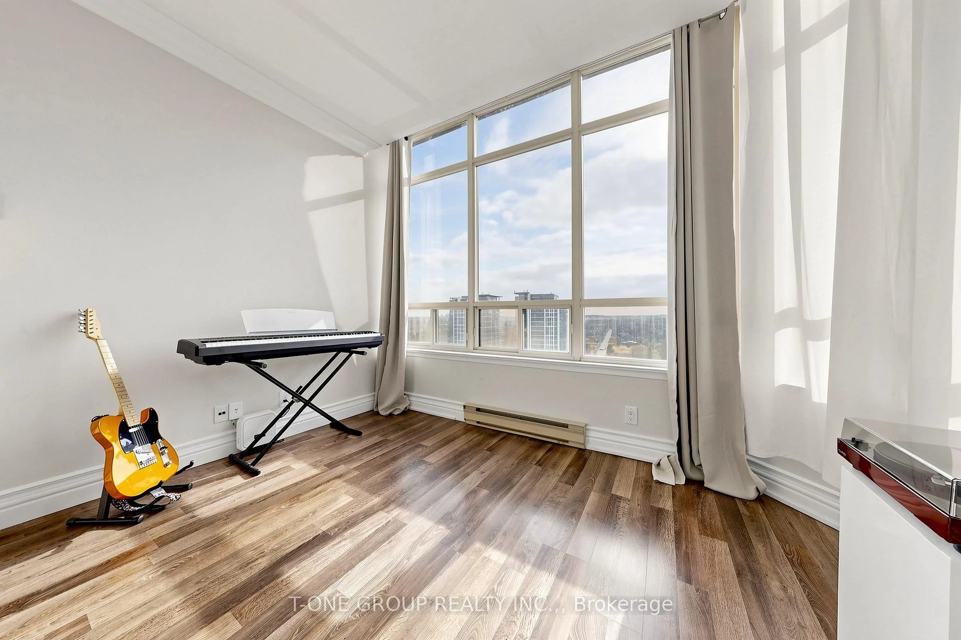 Photo 13 of Unit Ph6, 22 Clarissa Drive, Richmond Hill, Harding — HOMEH