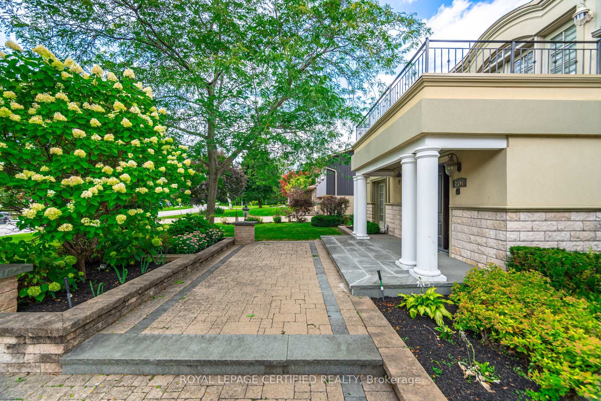 Photo 3 of 2197 Courrier Lane, Mississauga, Erindale — HOMEH