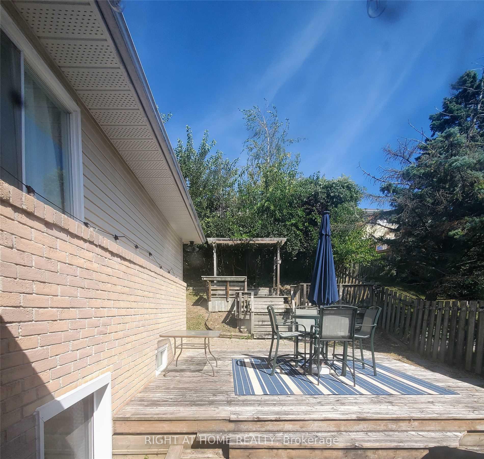 Photo 11 of 727 Down Crescent, Oshawa, Donevan — HOMEH