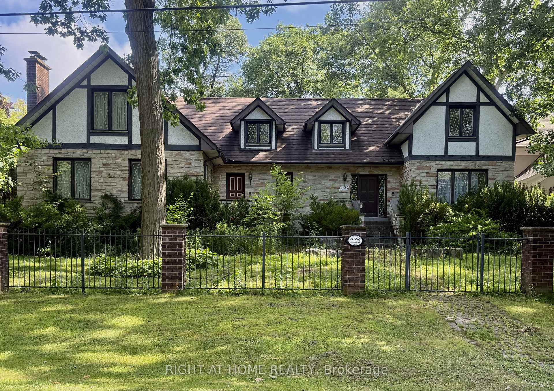 Photo 2 of 2123 Gordon Drive, Mississauga, Cooksville — HOMEH