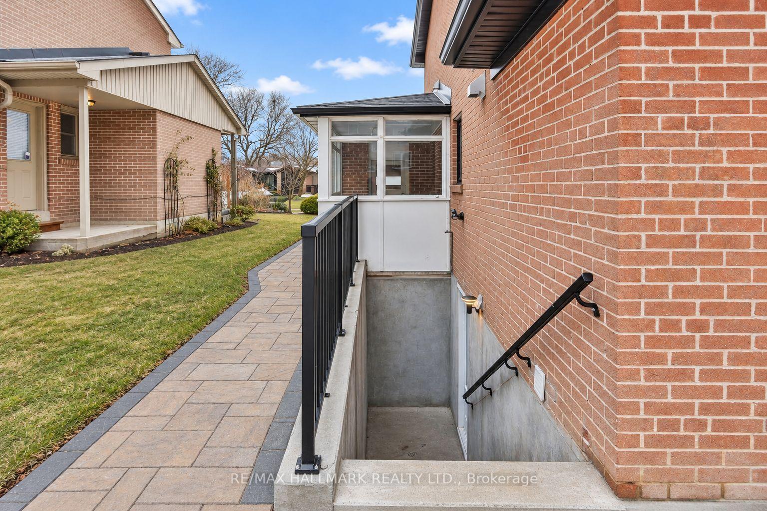 Photo 2 of Unit Lower, 18 Aldenham Crescent, North York, Parkwoods-Donalda — HOMEH