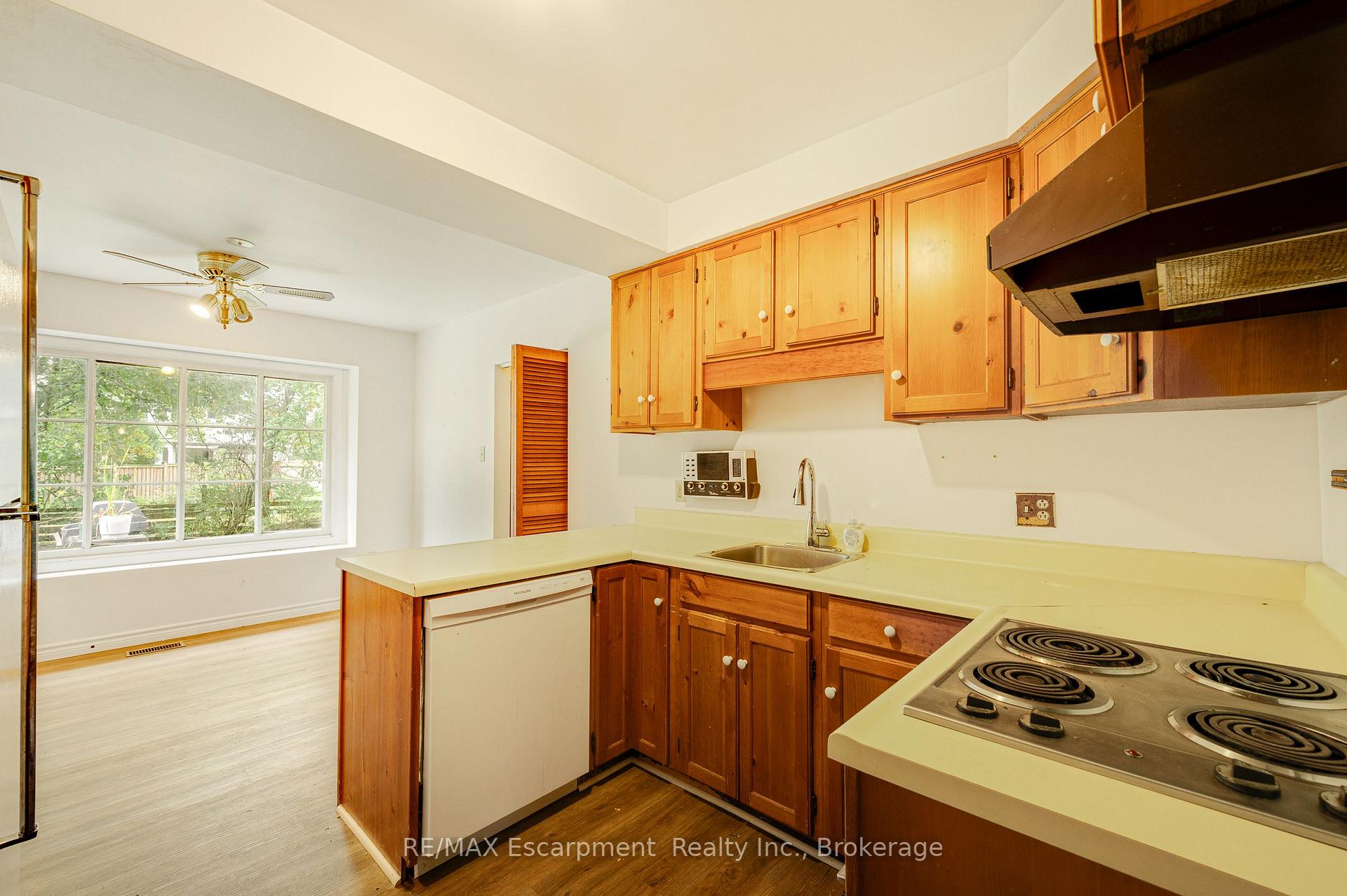 Photo 5 of 326 Walkers Line, Burlington, Roseland — HOMEH