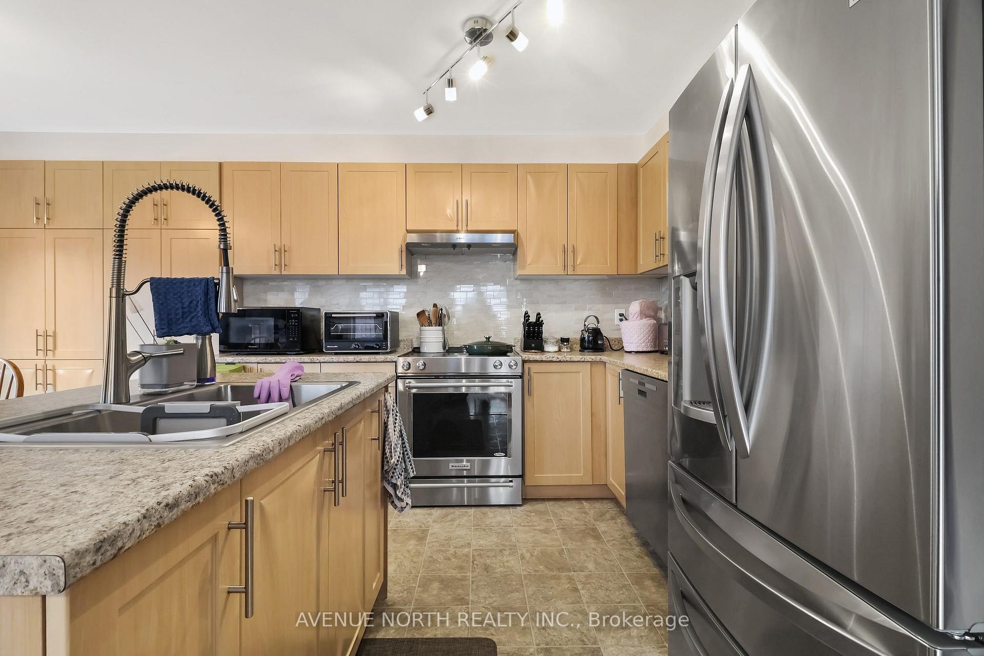 Photo 12 of 400 Meadowhawk Crescent, Ottawa, Barrhaven - Half Moon Bay — HOMEH