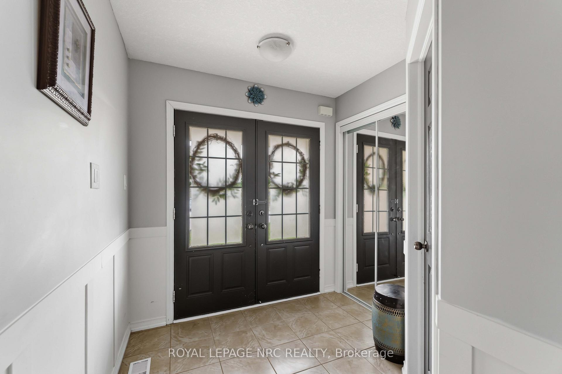 Photo 3 of 8769 Dogwood Crescent, Niagara Falls, Brown — HOMEH