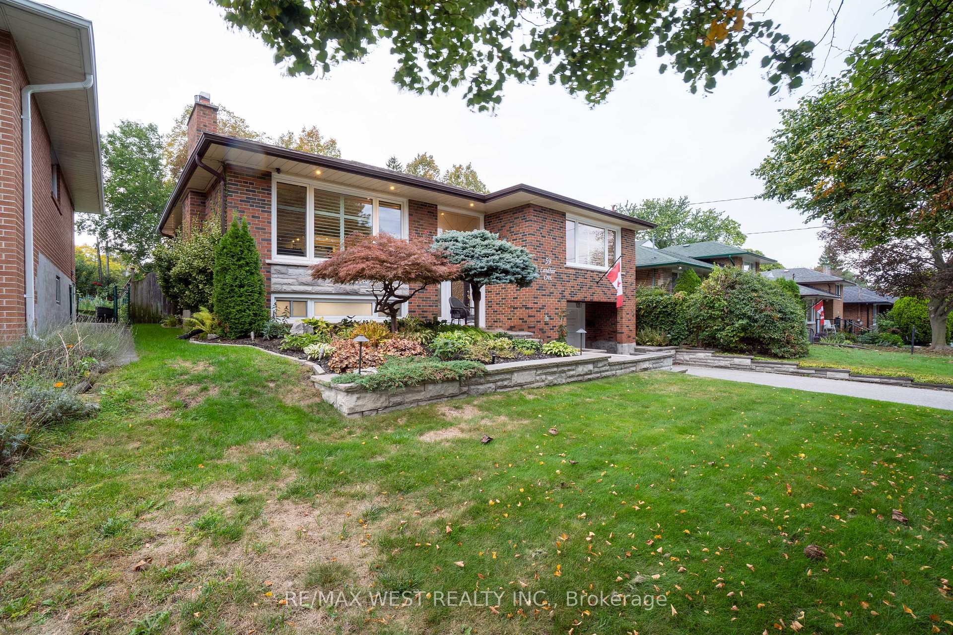Photo 2 of 59 Landfair Crescent, Scarborough, Woburn — HOMEH