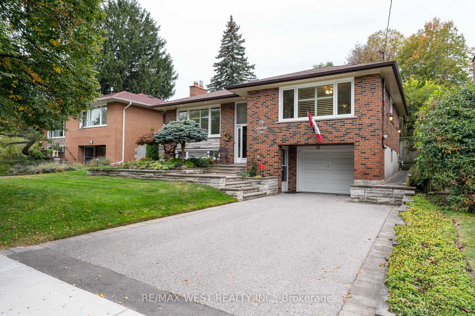 Photo 3 of 59 Landfair Crescent, Scarborough, Woburn — HOMEH
