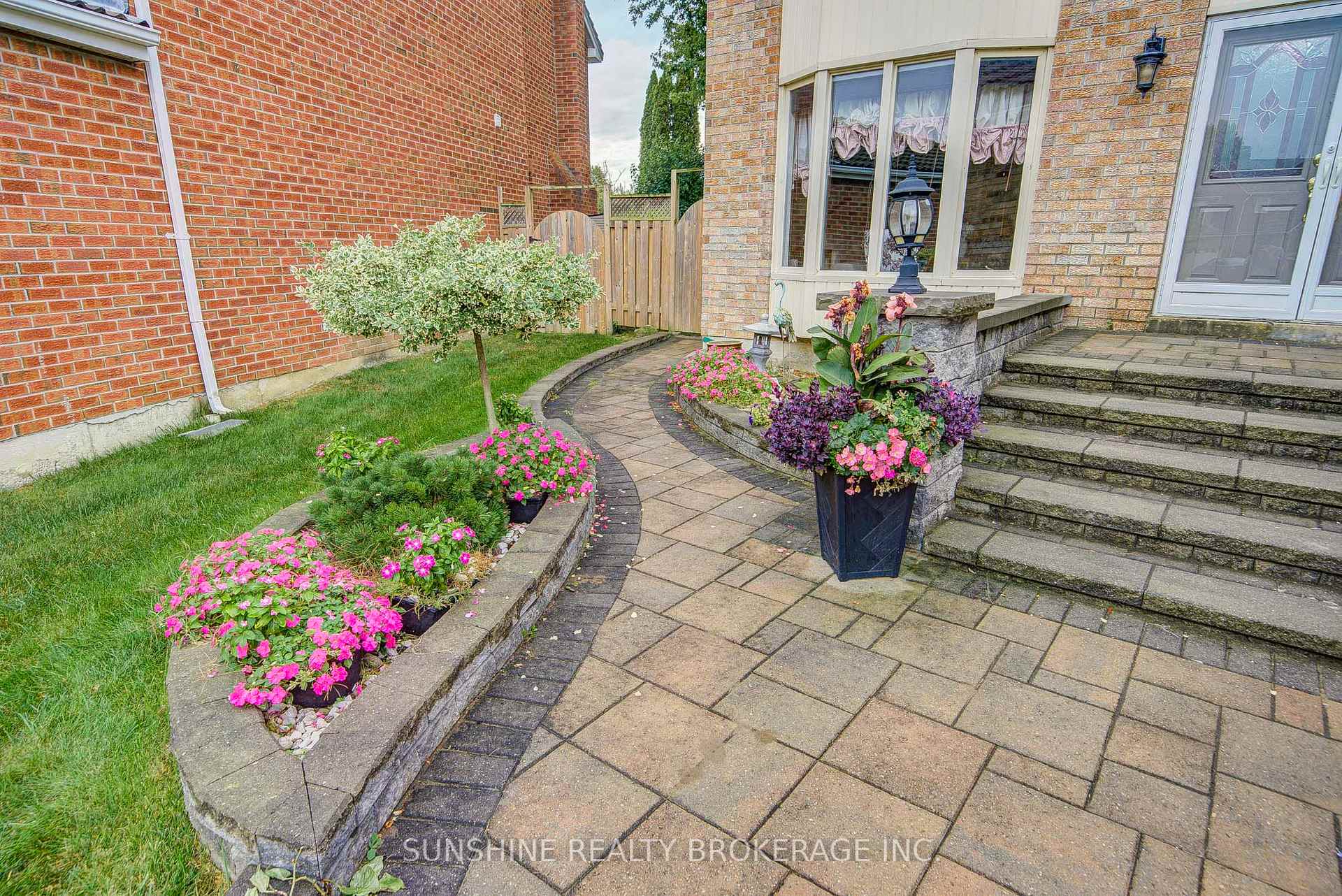 Photo 3 of 23 Parsborough Court, Scarborough, Rouge — HOMEH