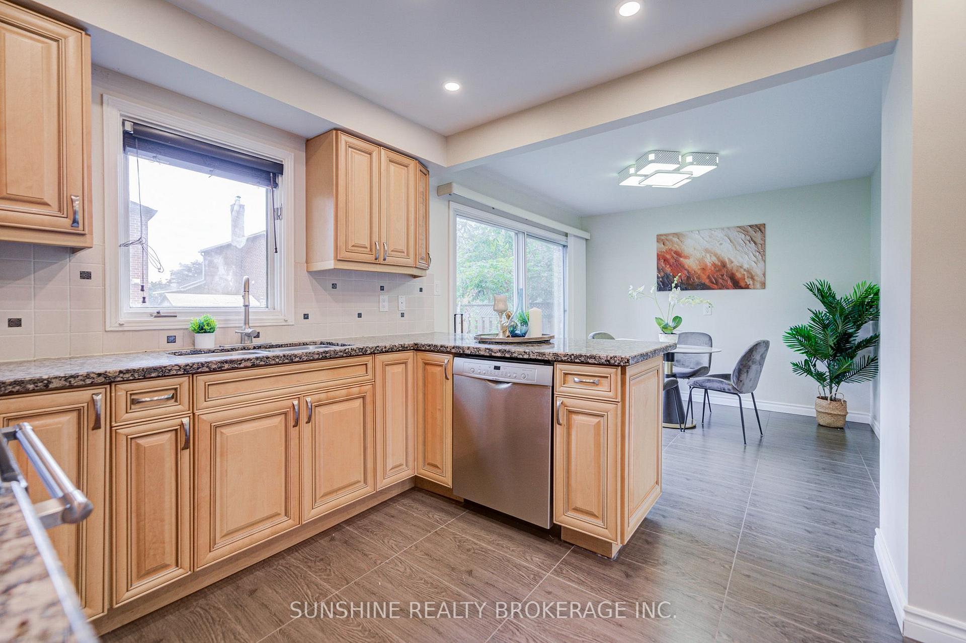 Photo 9 of 23 Parsborough Court, Scarborough, Rouge — HOMEH