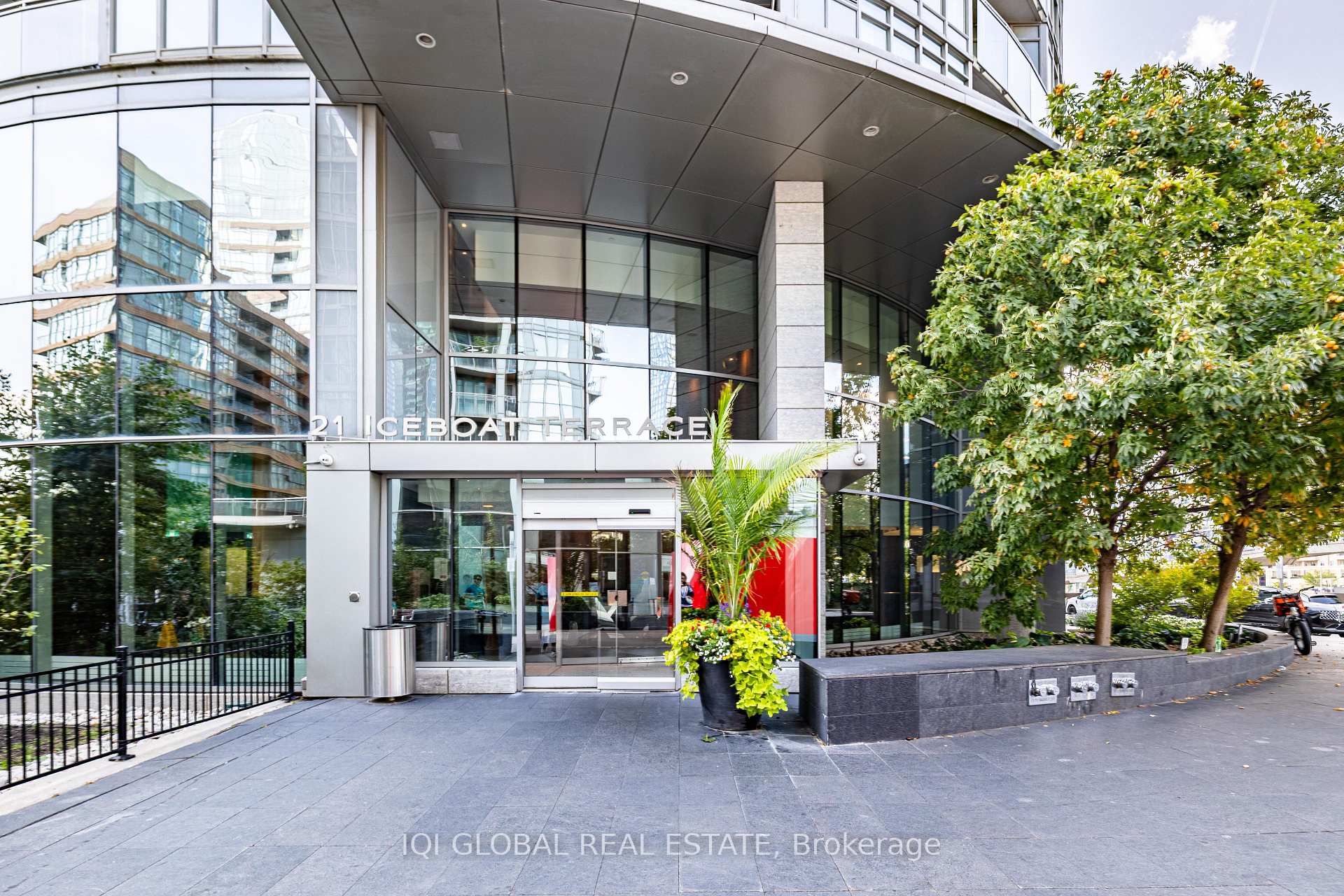 Photo 2 of Unit 1025, 21 Iceboat Terrace, Toronto, Waterfront Communities — HOMEH
