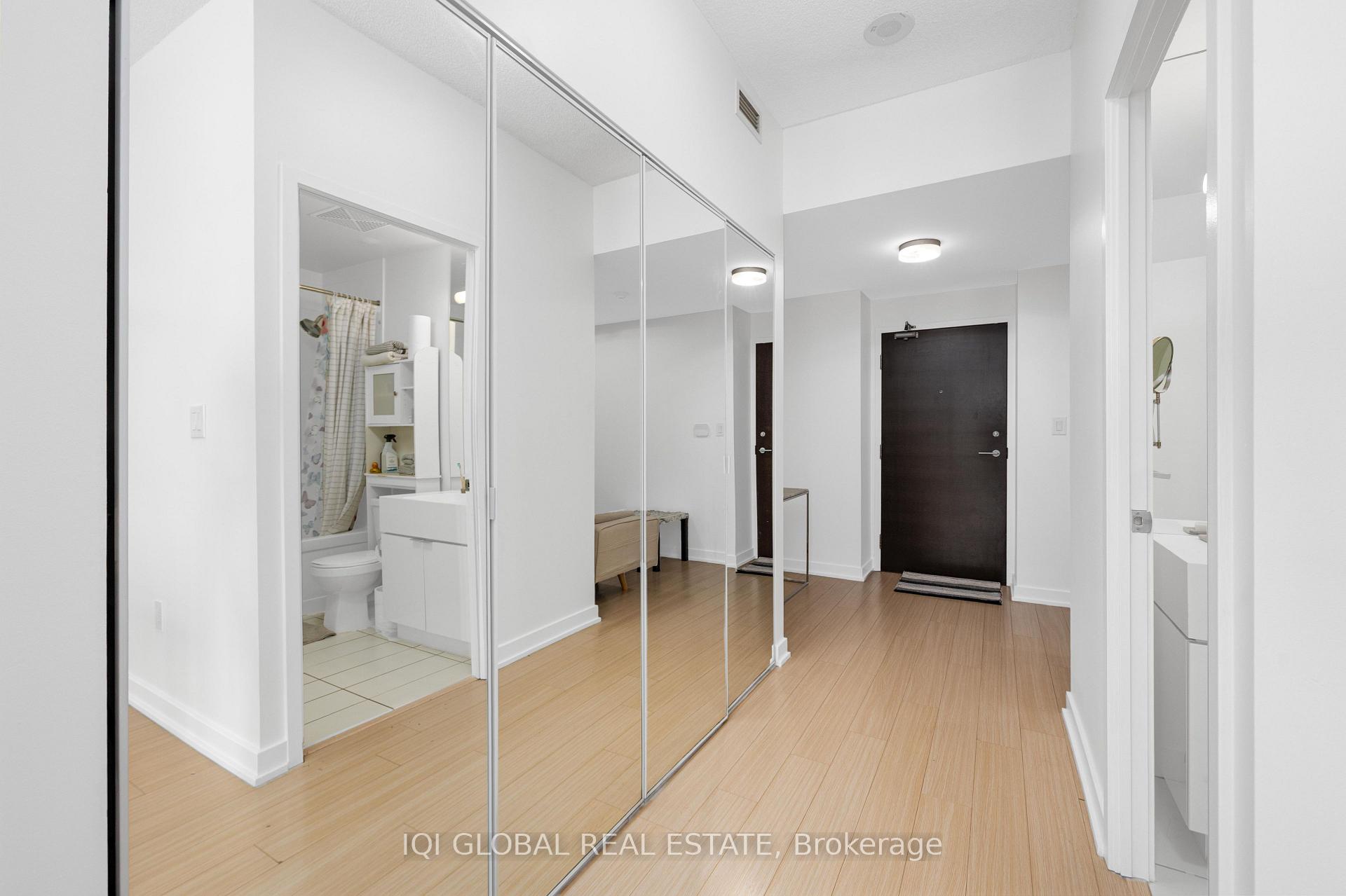 Photo 7 of Unit 1025, 21 Iceboat Terrace, Toronto, Waterfront Communities — HOMEH
