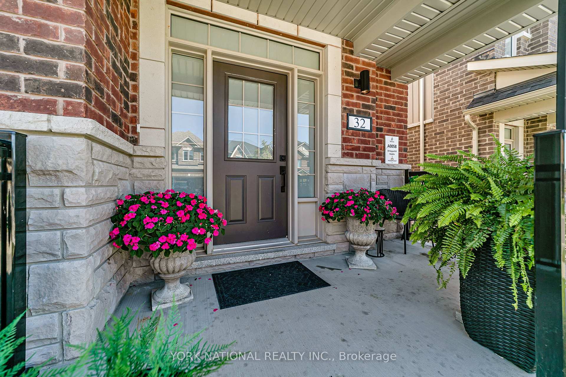 Photo 3 of 32 Copperhill Heights E, Barrie, Rural Barrie Southeast — HOMEH
