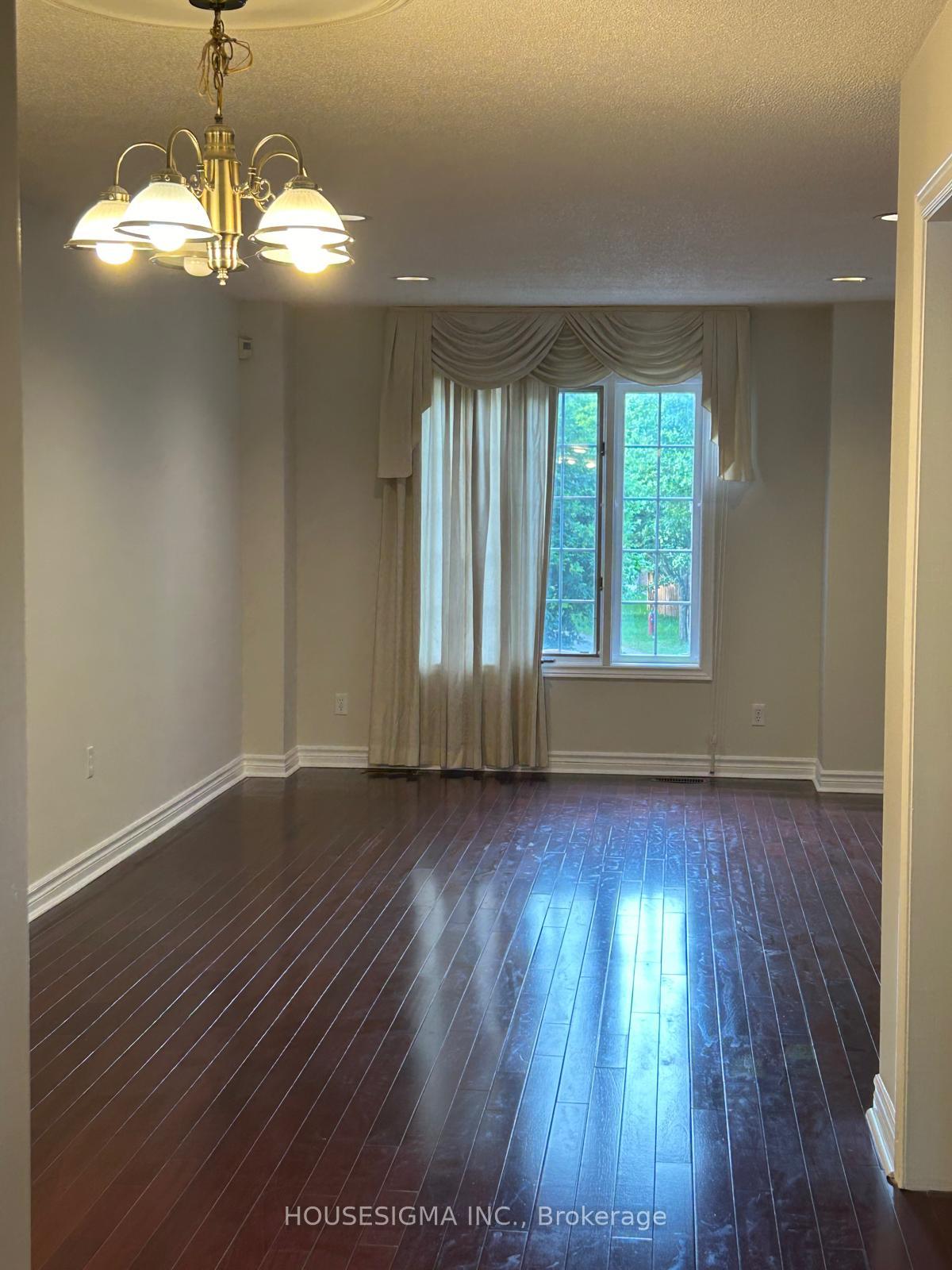Photo 12 of 70 Royal Manor Crescent, Richmond Hill, Doncrest — HOMEH