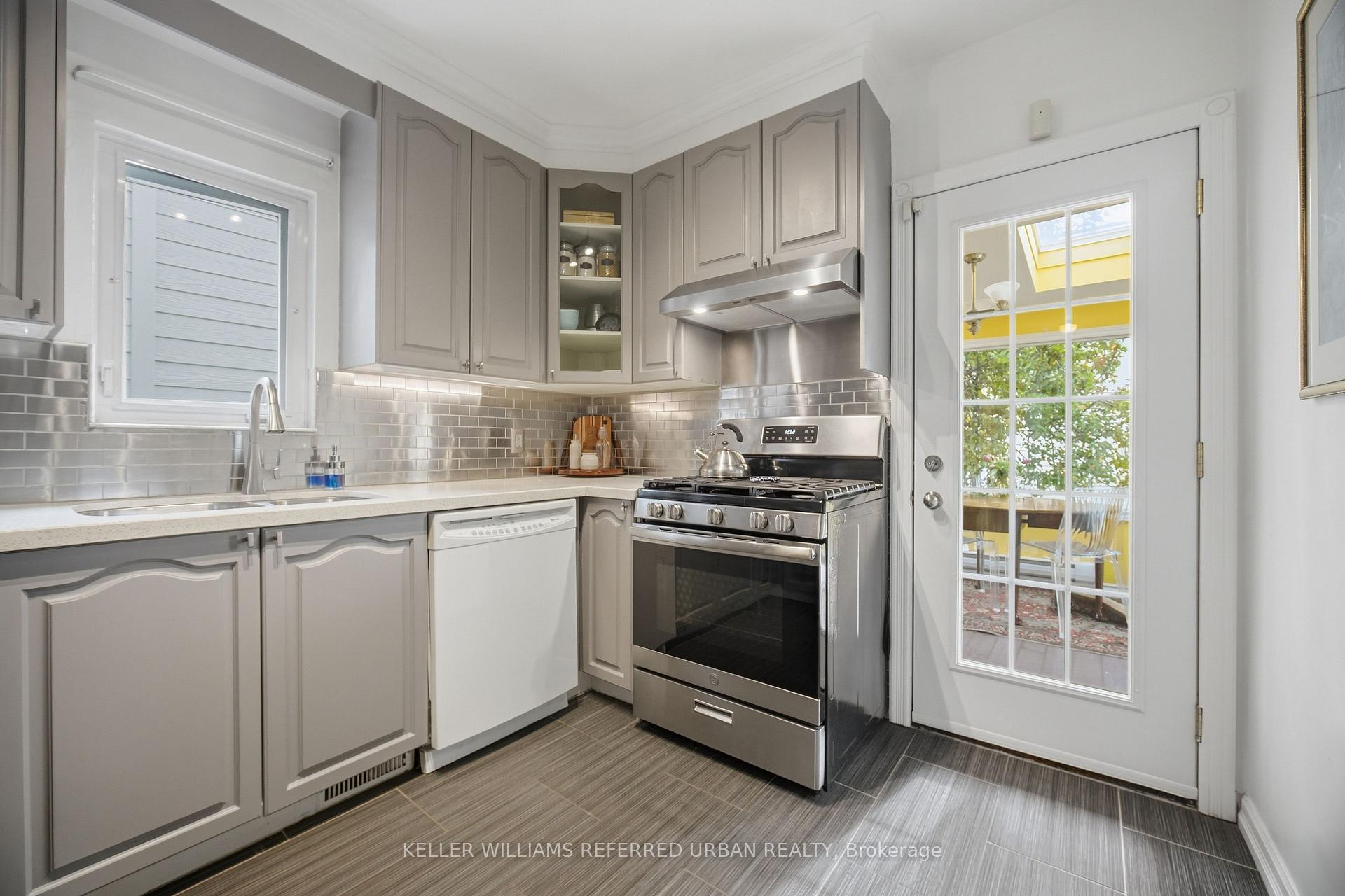 Photo 12 of 53 Bowie Avenue, North York, Briar Hill-Belgravia — HOMEH