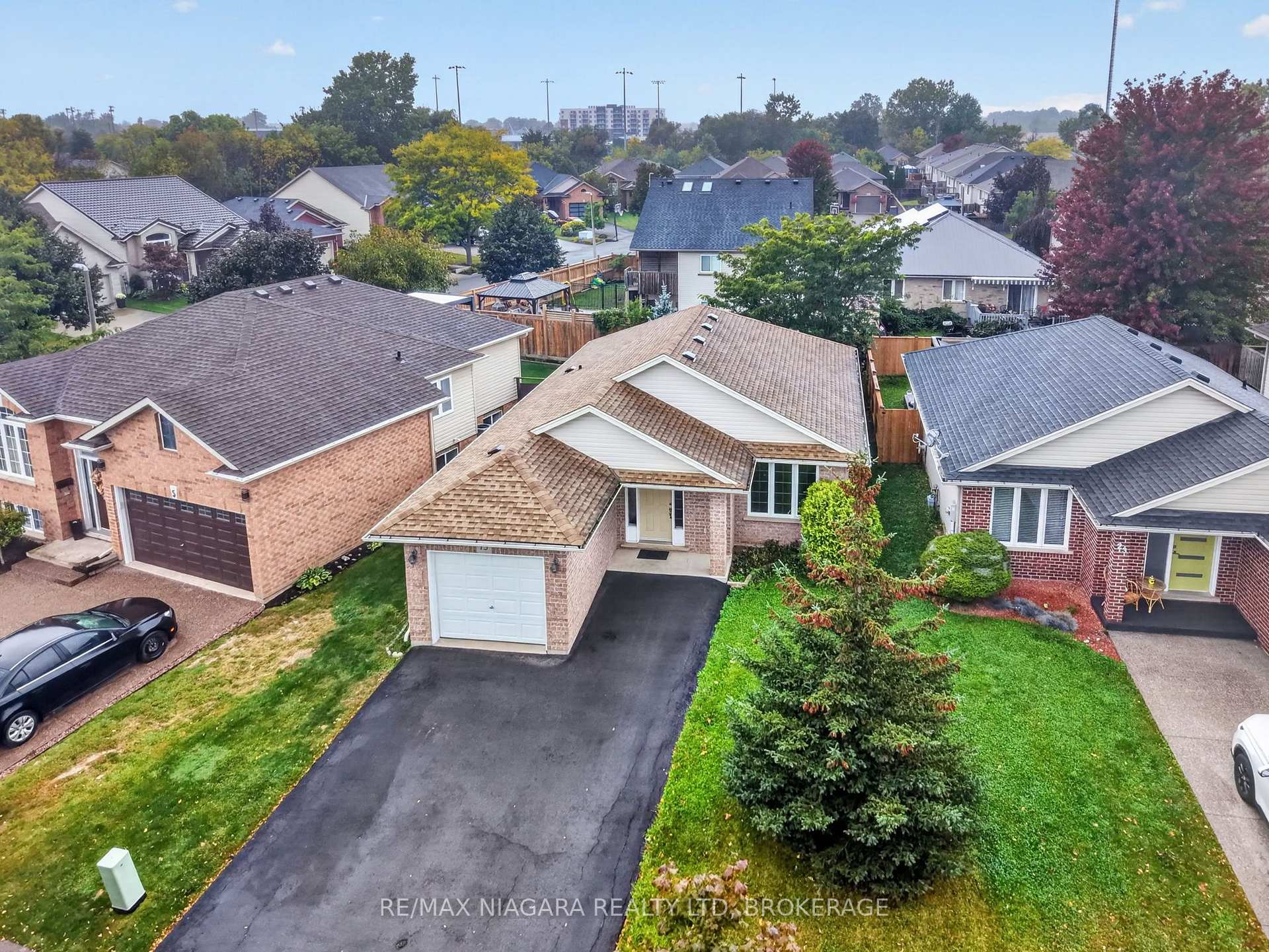 Photo 2 of 15 Days Avenue, Welland, N. Welland — HOMEH