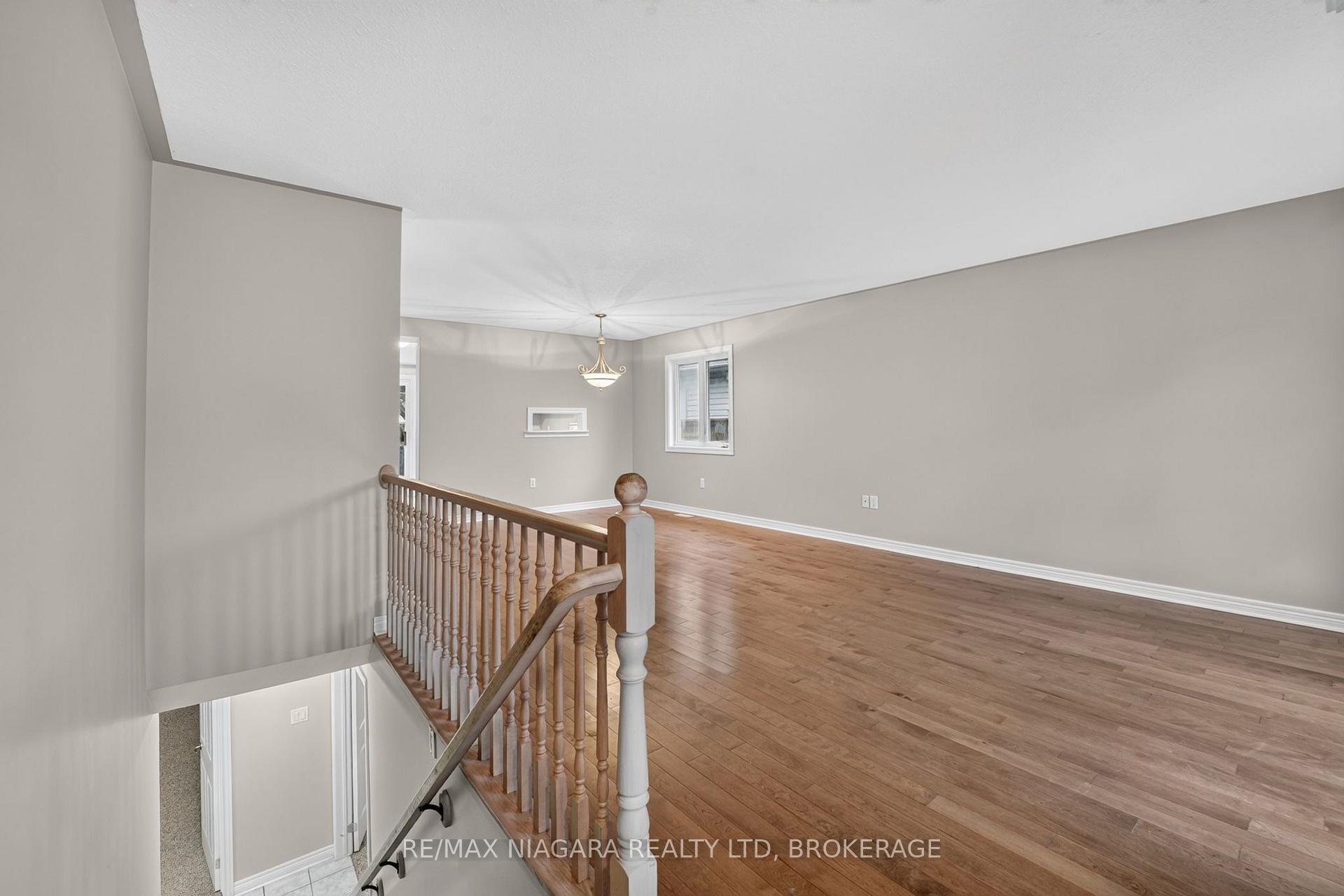 Photo 8 of 15 Days Avenue, Welland, N. Welland — HOMEH