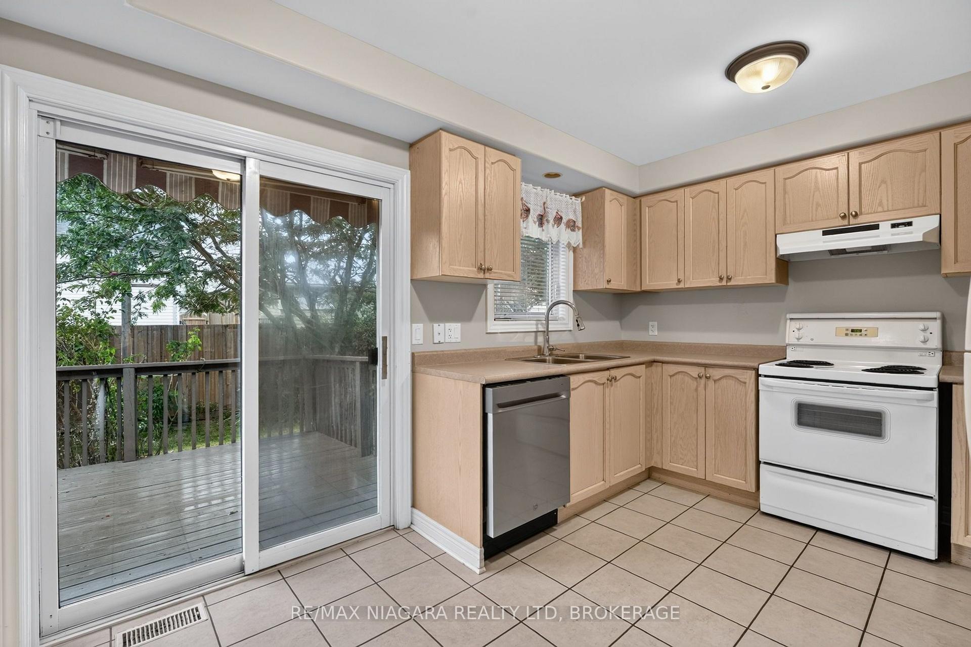 Photo 10 of 15 Days Avenue, Welland, N. Welland — HOMEH