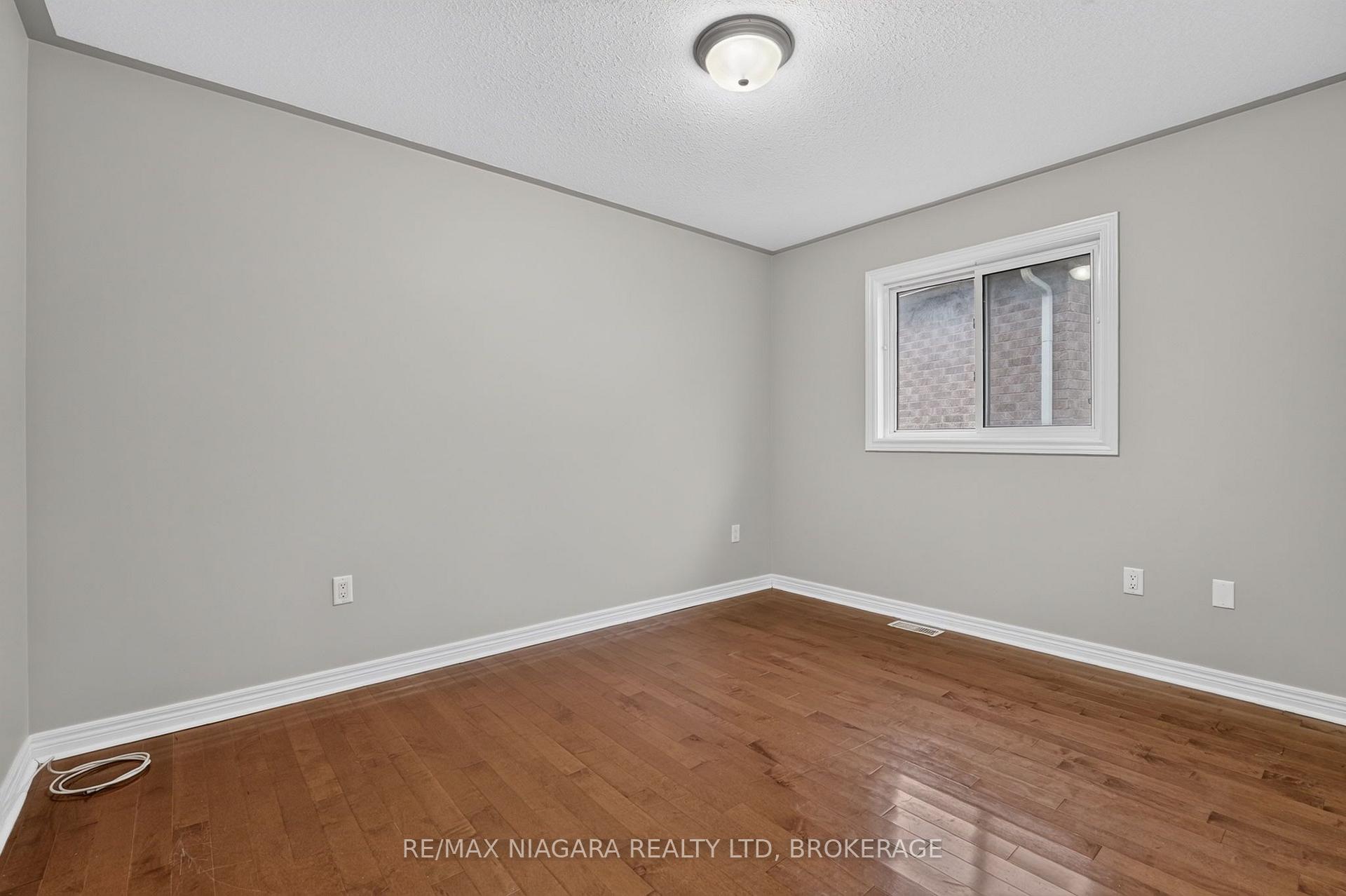 Photo 14 of 15 Days Avenue, Welland, N. Welland — HOMEH
