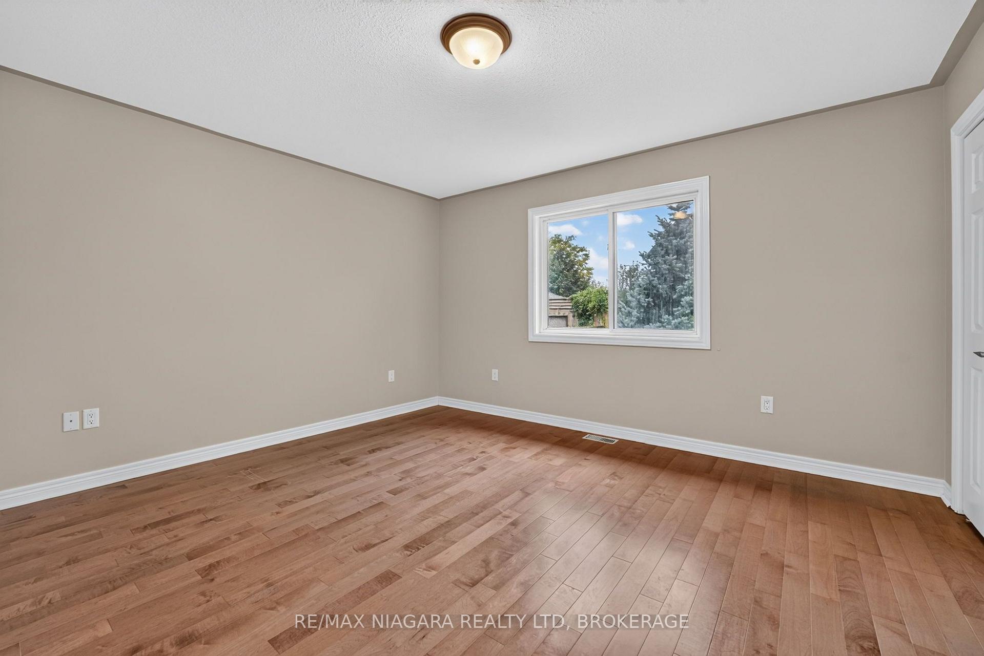 Photo 19 of 15 Days Avenue, Welland, N. Welland — HOMEH
