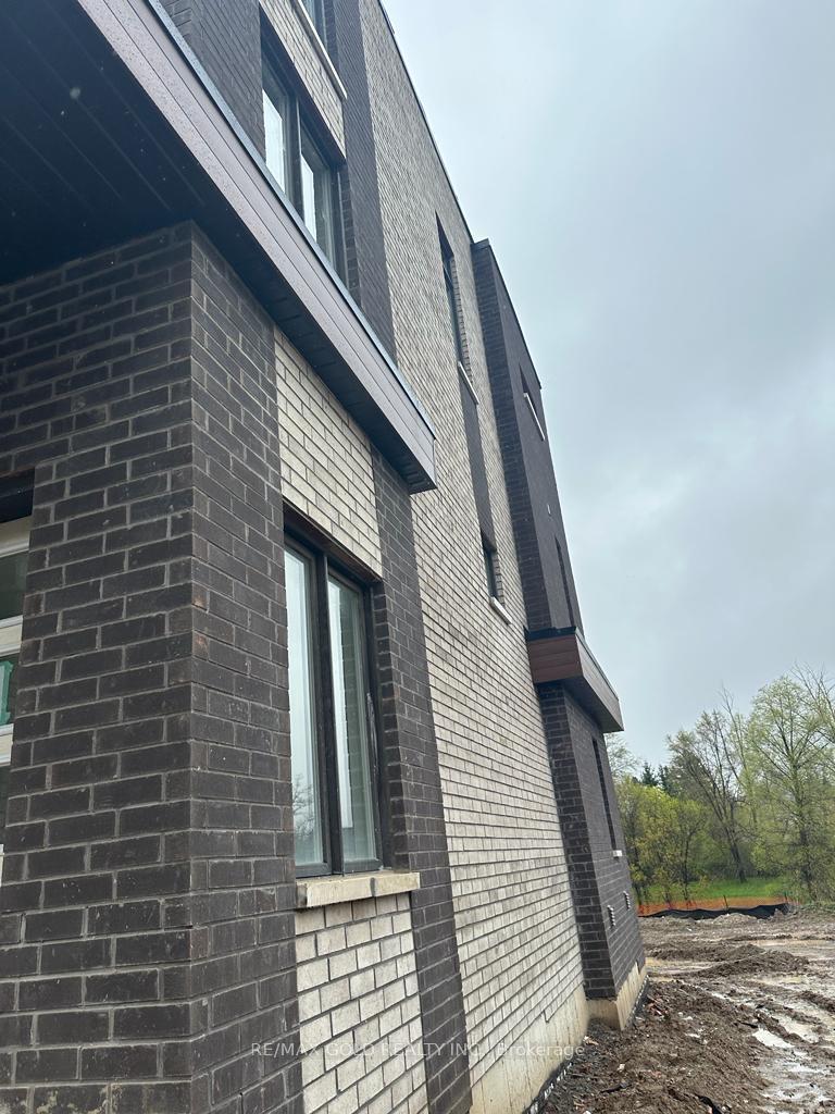 Photo 2 of 43 Queenpost Drive, Brampton, Credit Valley — HOMEH