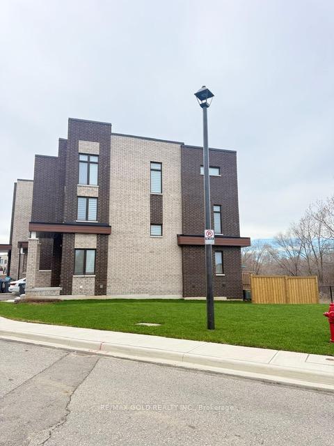 Photo 3 of 43 Queenpost Drive, Brampton, Credit Valley — HOMEH
