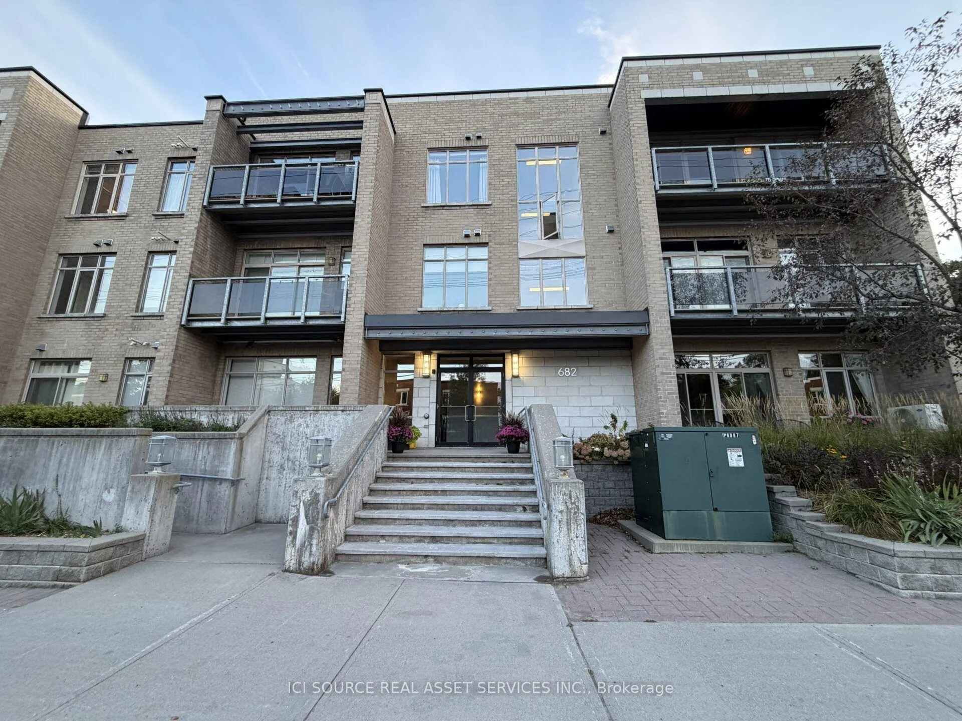 Photo of Unit 301, 682 Churchill Avenue N