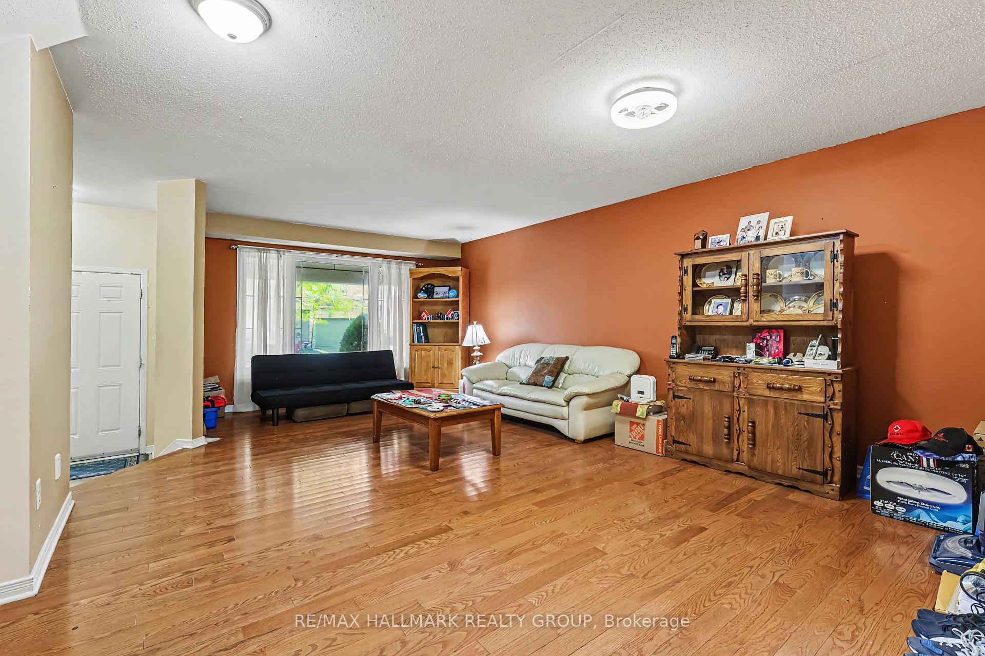 Photo 3 of 118 Hollowbrook Drive, Ottawa, Barrhaven - Strandherd — HOMEH