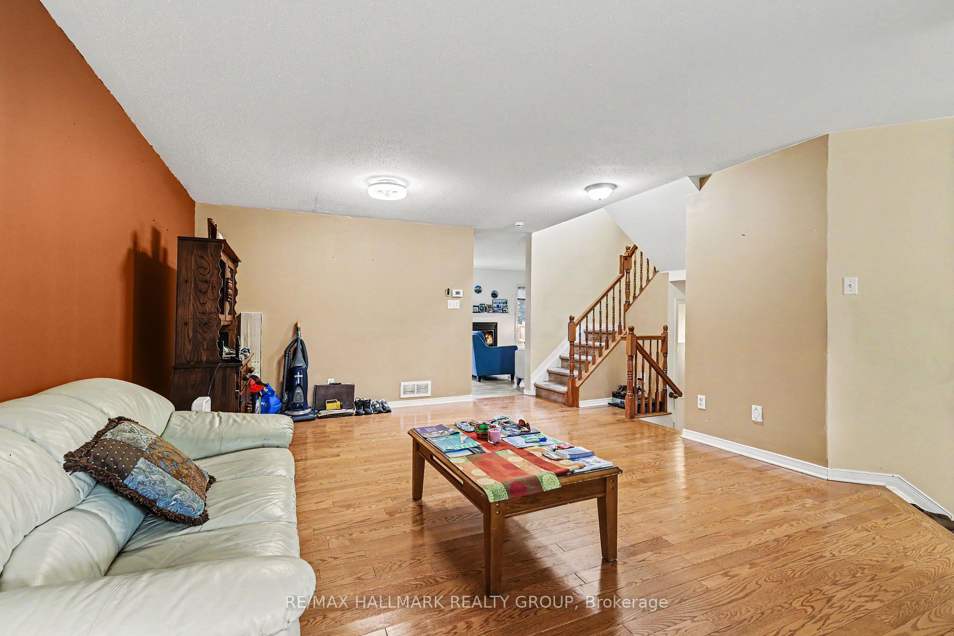 Photo 5 of 118 Hollowbrook Drive, Ottawa, Barrhaven - Strandherd — HOMEH