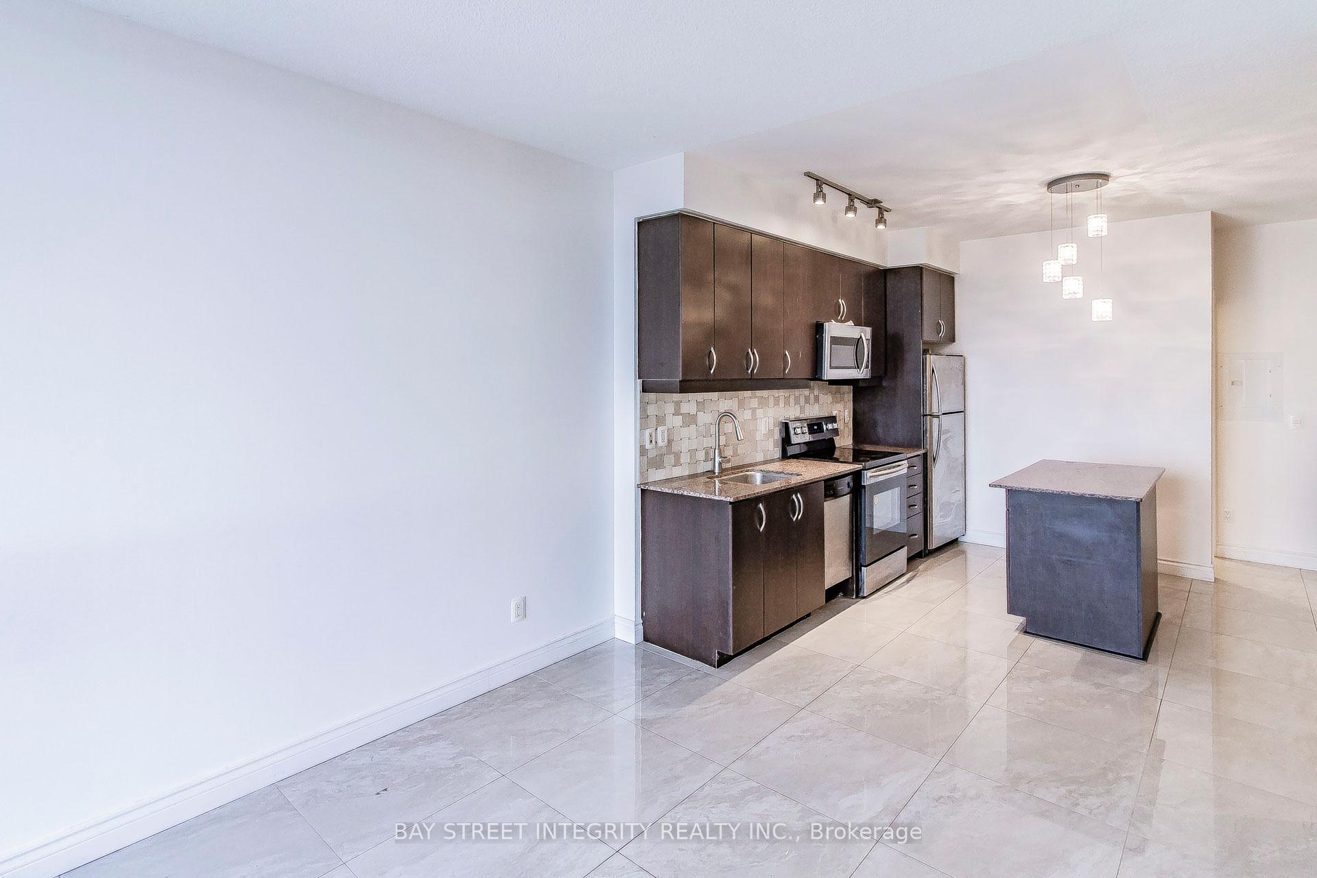 Photo 4 of Unit 813, 2885 Bayview Avenue, North York, Bayview Village — HOMEH