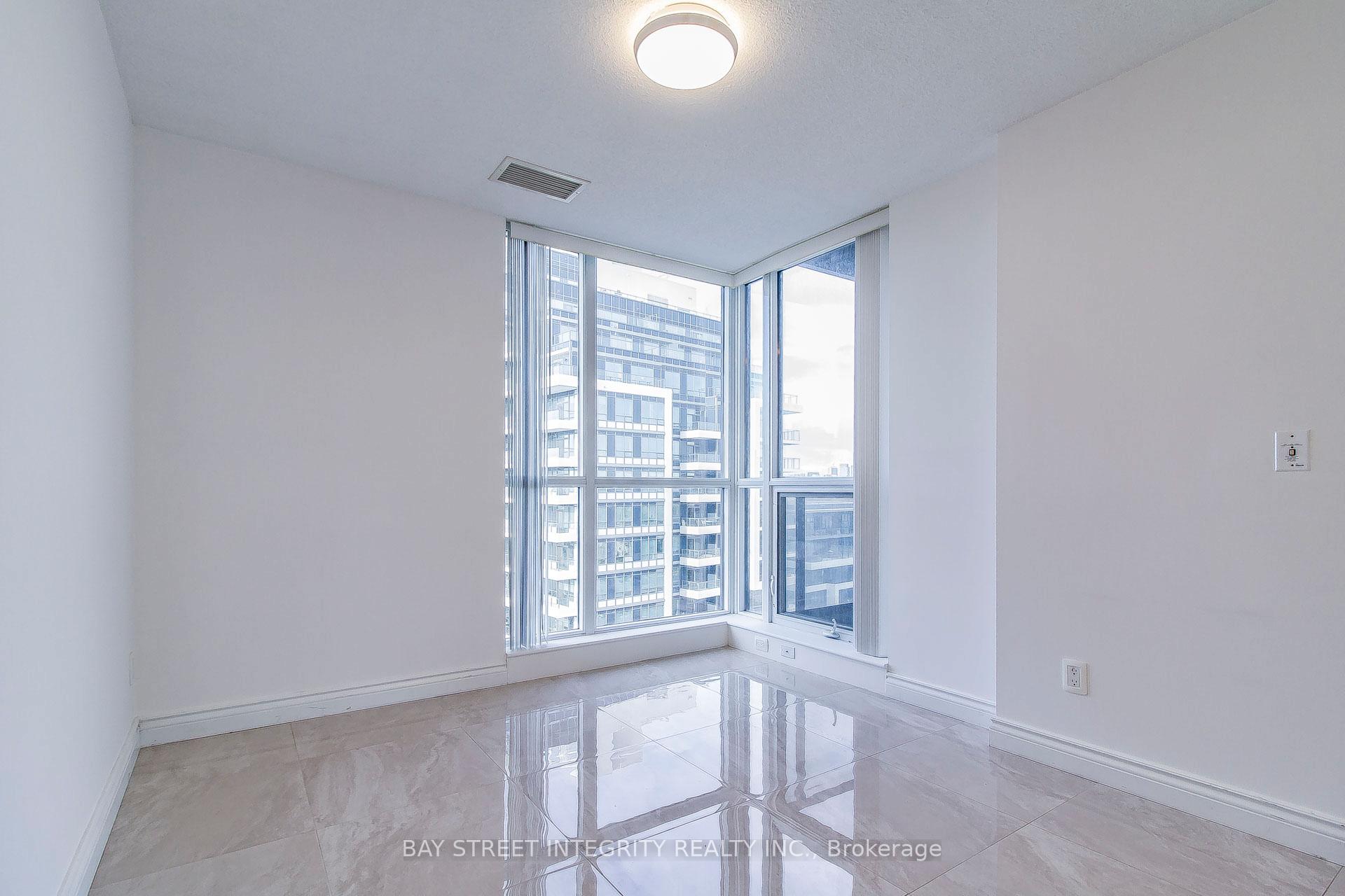 Photo 7 of Unit 813, 2885 Bayview Avenue, North York, Bayview Village — HOMEH