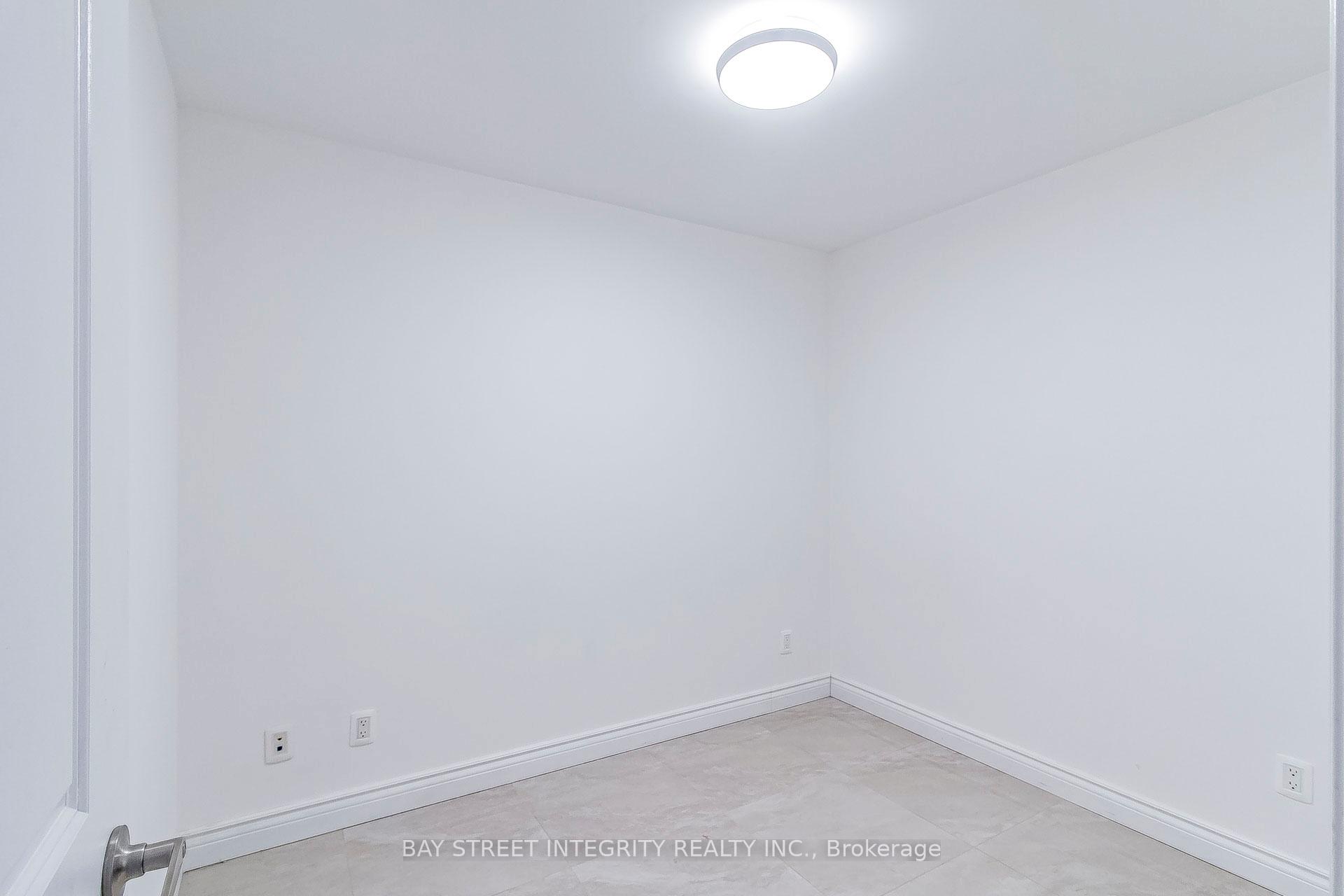 Photo 8 of Unit 813, 2885 Bayview Avenue, North York, Bayview Village — HOMEH