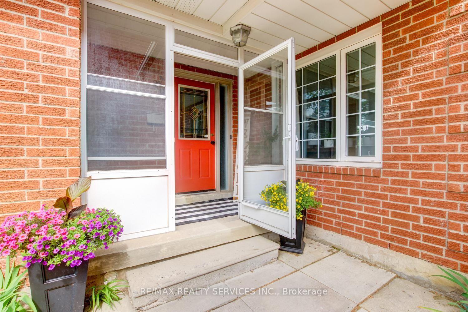 Photo 3 of 16 Cavalier Court, Brampton, Madoc — HOMEH
