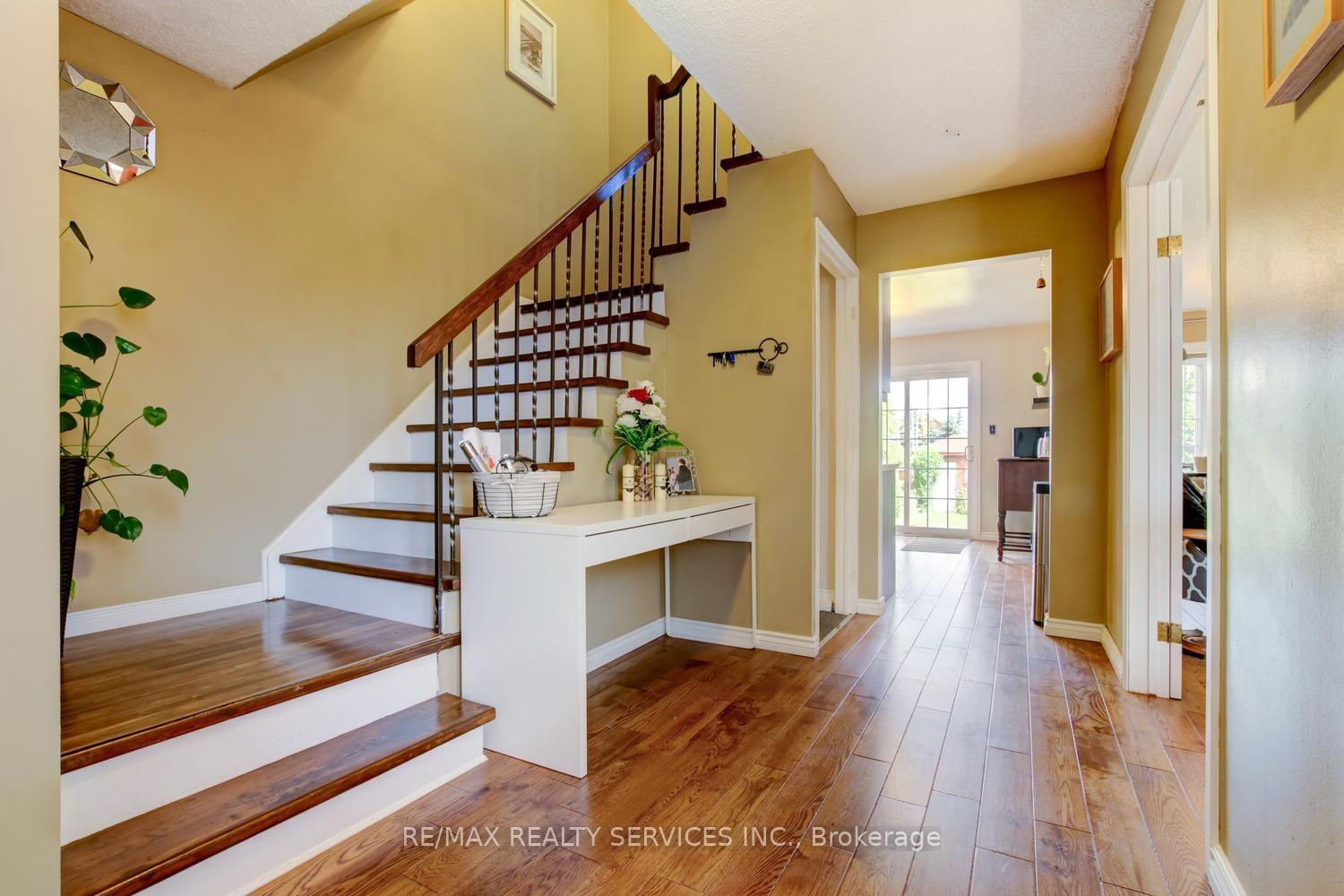 Photo 4 of 16 Cavalier Court, Brampton, Madoc — HOMEH