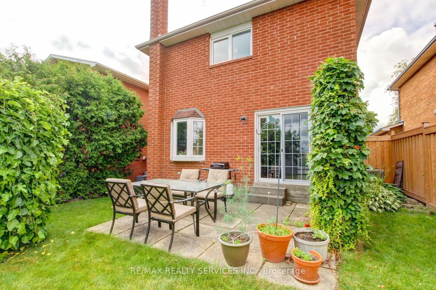 Photo 41 of 16 Cavalier Court, Brampton, Madoc — HOMEH
