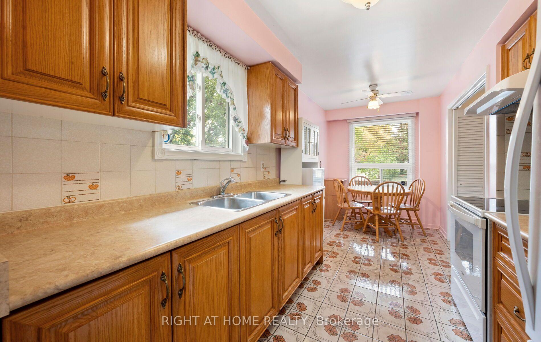 Photo 11 of 875 Messenger Meadow Drive, Mississauga, Creditview — HOMEH